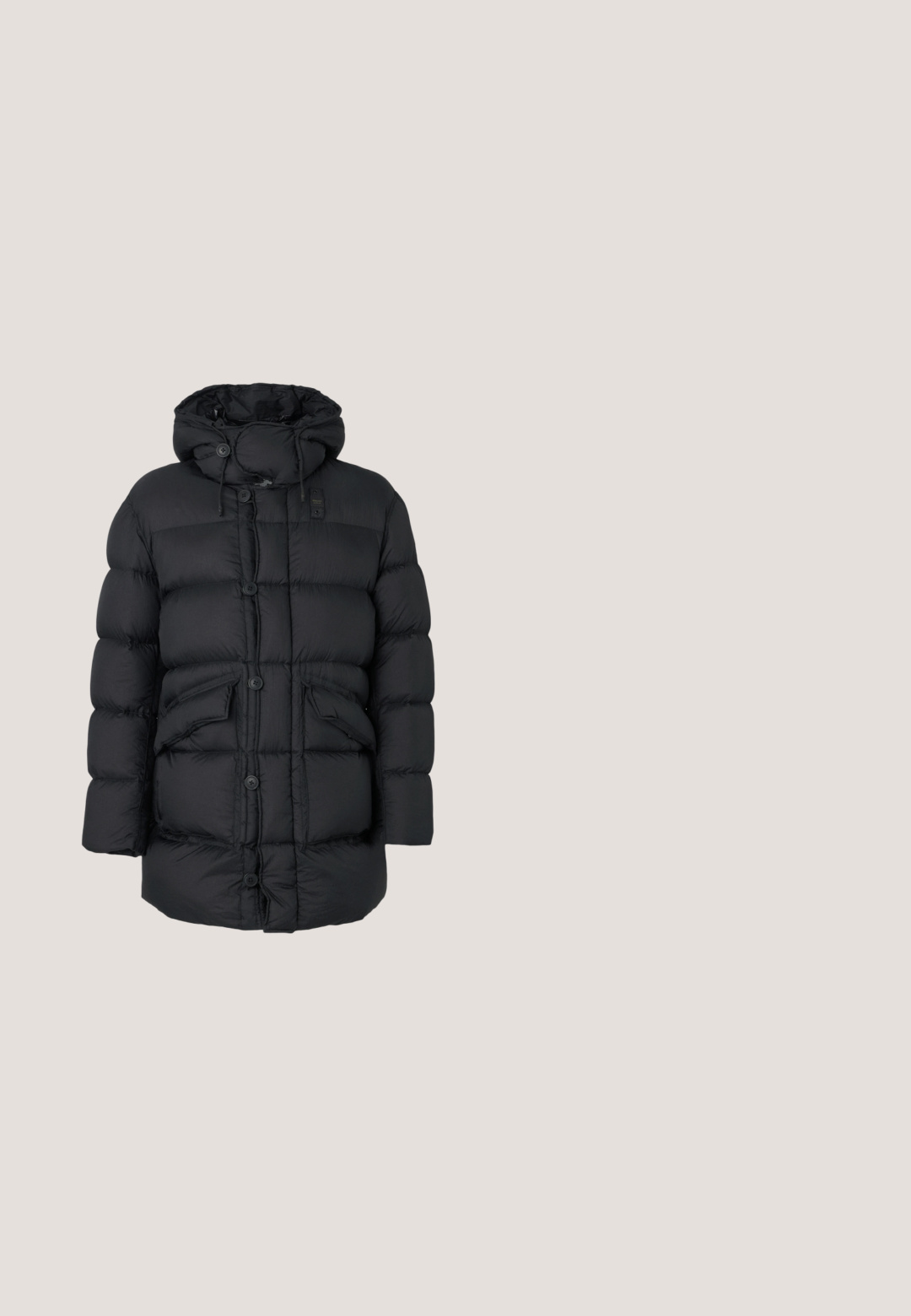 Doudoune noire avec capuche, présentant de grandes sections matelassées, deux poches avant, une fermeture à boutons complète et des cordons de serrage ajustables.; Sweat à capuche beige en tissu doux. Comprend une poche kangourou à l'avant et des poignets et ourlet côtelés. Design simple et décontracté.; T-shirt blanc à manches courtes avec petit motif citron bleu et texte « Replay » sur le côté gauche de la poitrine, col rond et coupe régulière.; Jean en denim bleu clair avec une coupe large, jambes droites, cinq poches et des coutures contrastantes. Comprend une fermeture avec bouton et zip.; Bottine Chelsea en cuir noir avec des panneaux latéraux en élasthanne, une languette et une semelle en caoutchouc durable. Texture lisse et design épuré.; Sac en nylon noir à bandoulière avec fermeture éclair, sangle ajustable et un patch de marque blanc arborant "Karl Lagerfeld Paris". Design compact.