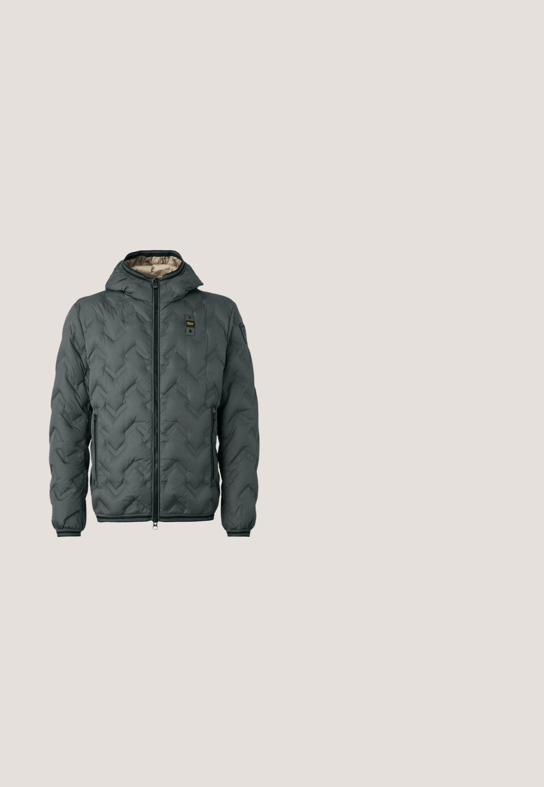 Veste matelassée vert foncé avec capuche, dotée d'une fermeture éclair, d'un matelassage en chevrons et de poignets élastiques. Doublée d'un matériau beige contrastant.; Sweatshirt gris avec un col rond, des poignets côtelés et un logo brodé "EMPORIO ARMANI Milano" en crème. Matière en mélange de coton douce.; T-shirt bleu clair à manches courtes en coton, avec un col rond et un petit logo brodé sur la partie gauche de la poitrine.; Jean en denim d'un bleu moyen. Présente un design à jambe droite, style cinq poches, fermeture éclair à l'avant et coutures contrastées.; Bottine Chelsea en cuir marron foncé avec panneau latéral élastique, talon bas et languettes à l'avant et à l'arrière.; Sac bandoulière en textile noir avec fermeture à glissière, comportant une poche avant, un logo en accent et une sangle réglable. Surface texturée, forme rectangulaire.
