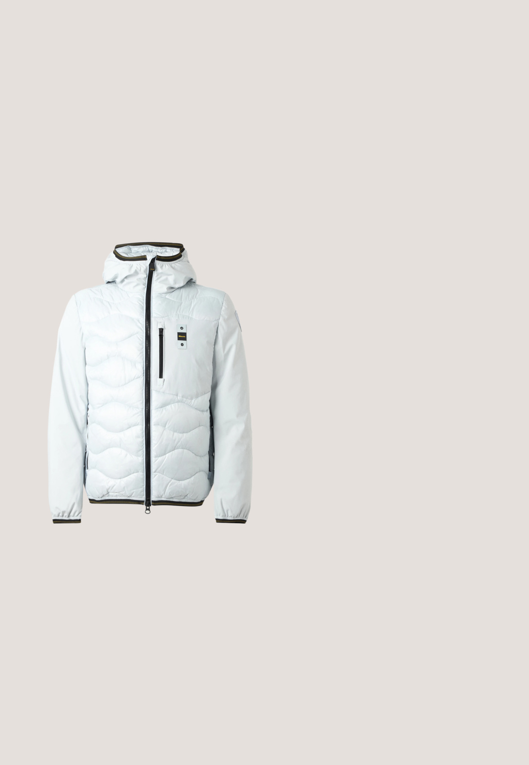 Veste matelassée blanche avec capuche, fermeture éclair noire à l'avant et poche poitrine, poignets élastiques et motif de couture ondulée subtil.; Pull en maille torsadée bleu clair avec des manches raglan, un col rond et des poignets côtelés. Texture douce avec un subtil accent marron au niveau du col.; T-shirt blanc à manches courtes avec quatre crânes brodés colorés alignés sur la poitrine, sur fond uni.; Jean bleu clair à jambes droites avec des détails de éclaboussures de peinture et une petite déchirure usée sur la cuisse droite, vue de face sur fond blanc.; Bottine en cuir marron foncé avec surface texturée, bout arrondi et semelle épaisse noire à crampons, vue de côté sur fond blanc.; Pochette rectangulaire noire avec fermeture éclair avant et petite pochette arrondie attachée, sur un fond clair uni.