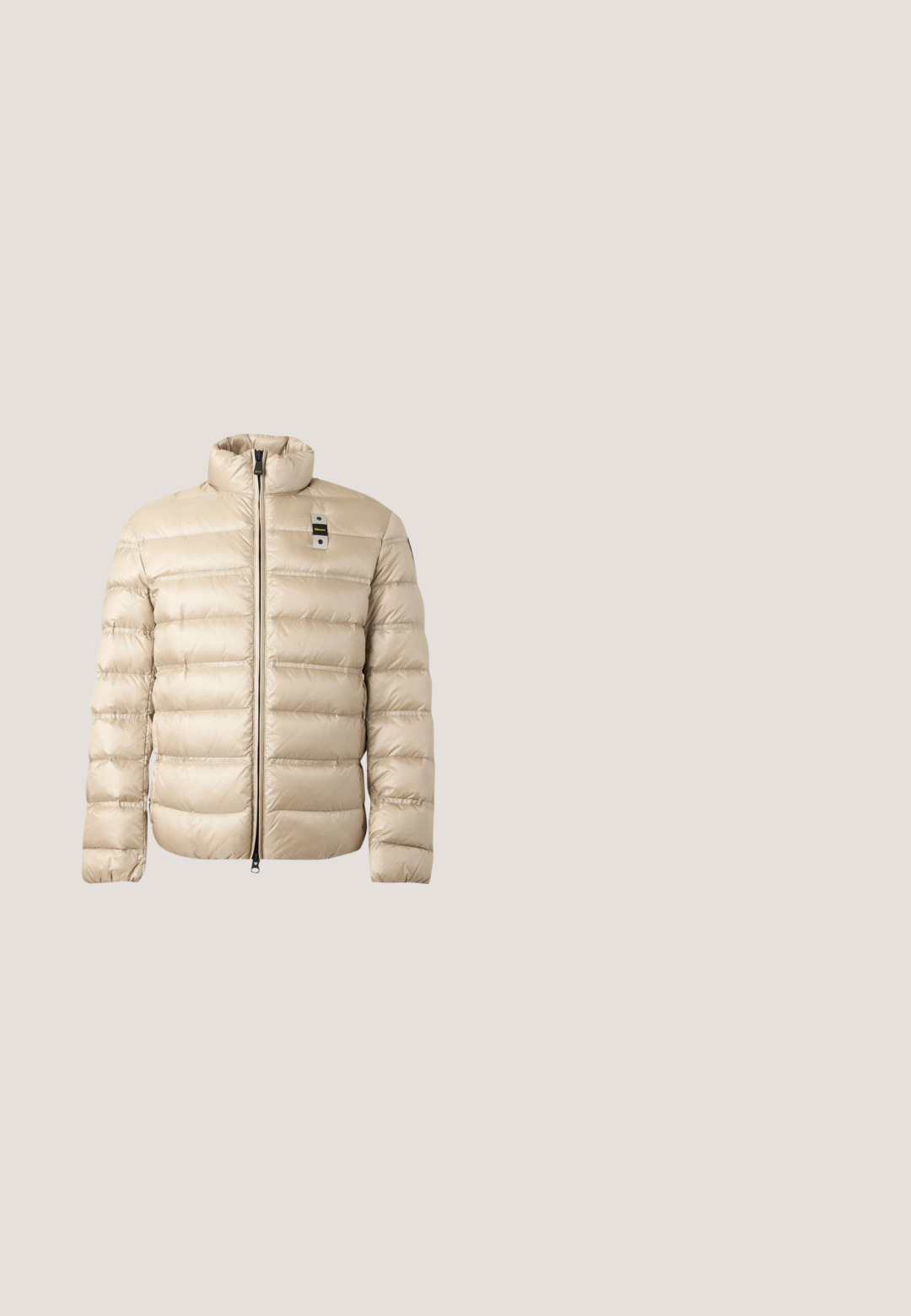 Veste matelassée beige avec coutures horizontales, col montant, fermeture éclair devant et petite étiquette de marque rectangulaire sur la poitrine.; Veste beige à fermeture éclair avec col montant, deux poches latérales, poignets et ourlet côtelés, et une petite étiquette logo sur la poitrine gauche.; T-shirt beige à manches courtes avec col côtelé rayé et broderie cursive "Emporio Armani Milano 1981" sur le devant.; Jean en denim bleu clair avec une coupe droite, présentant une finition délavée, un design classique à cinq poches et des coutures contrastées.; Baskets montantes en cuir et en daim blanc cassé, avec un panneau latéral texturé, un bout rond et une semelle en caoutchouc avec un motif rainuré.; Petit sac bandoulière rectangulaire marron avec texture à motifs, patch logo devant, fermeture éclair et large bandoulière réglable.