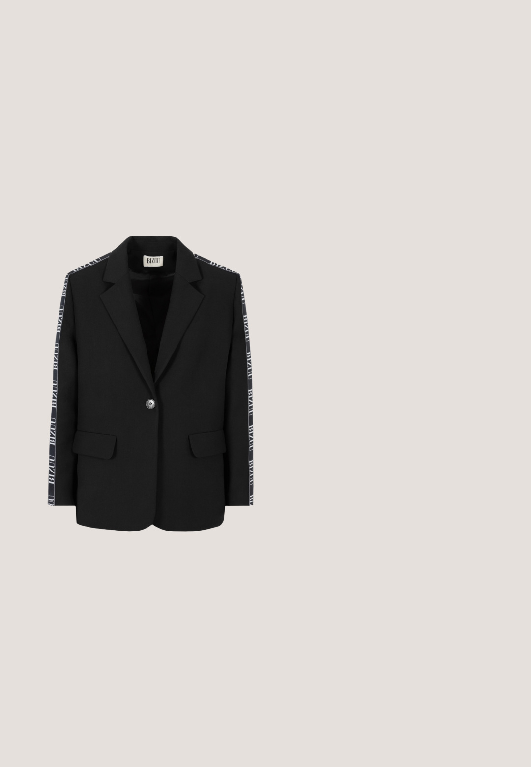 Zwarte blazer met één knoop, met revers, klepzakken en witte merkband langs de mouwen met de tekst "BIZUU".; Zwart T-shirt met korte mouwen met een met pailletten versierd "Karl"-scriptlogo in het midden aan de voorkant en een klein merklabel binnenin de kraag.; Zwarte broek met een gladde stof, rechte pijpen en een elastische tailleband. Inclusief verticale naaddetails.; Zwarte suède hoge hakken met een puntige neus, een gladde textuur en een slanke silhoeet; beschikt over een stilettohak en een minimalistisch ontwerp.; Zwarte, getextureerde, driehoekige schoudertas met één band en een kleine rechthoekige Karl Lagerfeld Jeans logo-patch onderaan in het midden.; Zilveren studs met een centraal heldere edelsteen, omrand door zwarte "DKNY" letters. Ronde vorm, gladde textuur.