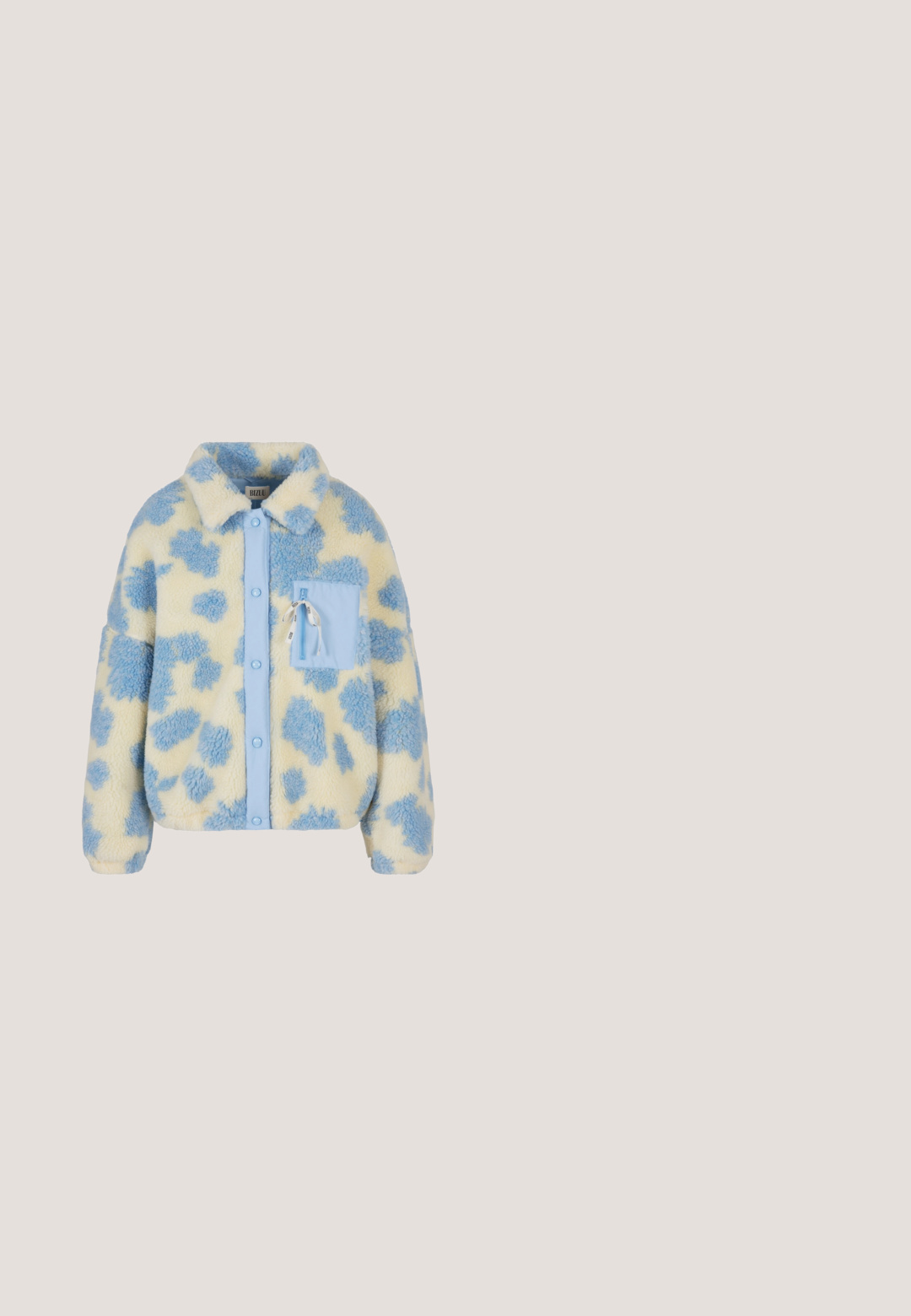 Zachte fleece stof met een gele achtergrond en lichtblauwe sterpatronen in close-up, die de pluizige textuur toont.; Blauwe pullover hoodie van zachte stof, met een voorzak, trekkoorden en een wit handtekeninglogo op de borst.; Lichtblauw crop t-shirt van katoen. Beschikt over een ronde halslijn en korte mouwen. Inclusief een witte geborduurde logo op de voorkant.; Lichte blauwe denim cargo broeken. Kenmerken zijn wijde pijpen, meerdere zijzakken en contrasterende donkere denim accenten. Gestructureerd met zichtbare naden.; Lichtblauw en witte sport sneaker met textuurstof, zigzag accenten, gevoerde zool en een logo op de tong en hiel lus.; Lichtblauwe leren handtas met een gestructureerde vorm, voorzien van een klep sluiting, bovenhandgreep en een reliëflogo aan de voorkant.