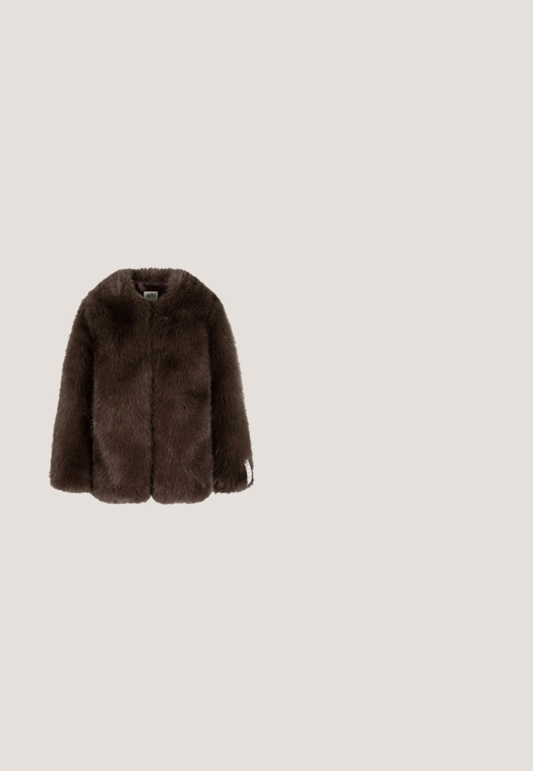 Bruine faux bontjas met een zachte, pluizige textuur, met een ronde halslijn en lange mouwen, weergegeven vanaf de achterkant.; Donkerbruine jurk met lange mouwen, een gedrapeerde col en geplooide details aan één kant.; Kniehoge laarzen met spitse neuzen in een slangenhuidpatroon, met een gestructureerde bruin-grijze afwerking, een decoratieve naad en een slanke hak.; Bordeaux cat-eye zonnebril met donkere lenzen, gladde kunststof montuur en gouden accenten aan de zijkanten. Stijlvol en hoekig ontwerp.; Donkerbruine leren handtas met dubbele handvatten, voorvak met ritssluiting, decoratieve gespen en zijknopen op een witte achtergrond.; Gouden gelaagde ketting met stevige schakels, een dunne ketting en een decoratieve "Loo" hanger in een cursieve lettertype. Glad oppervlak.
