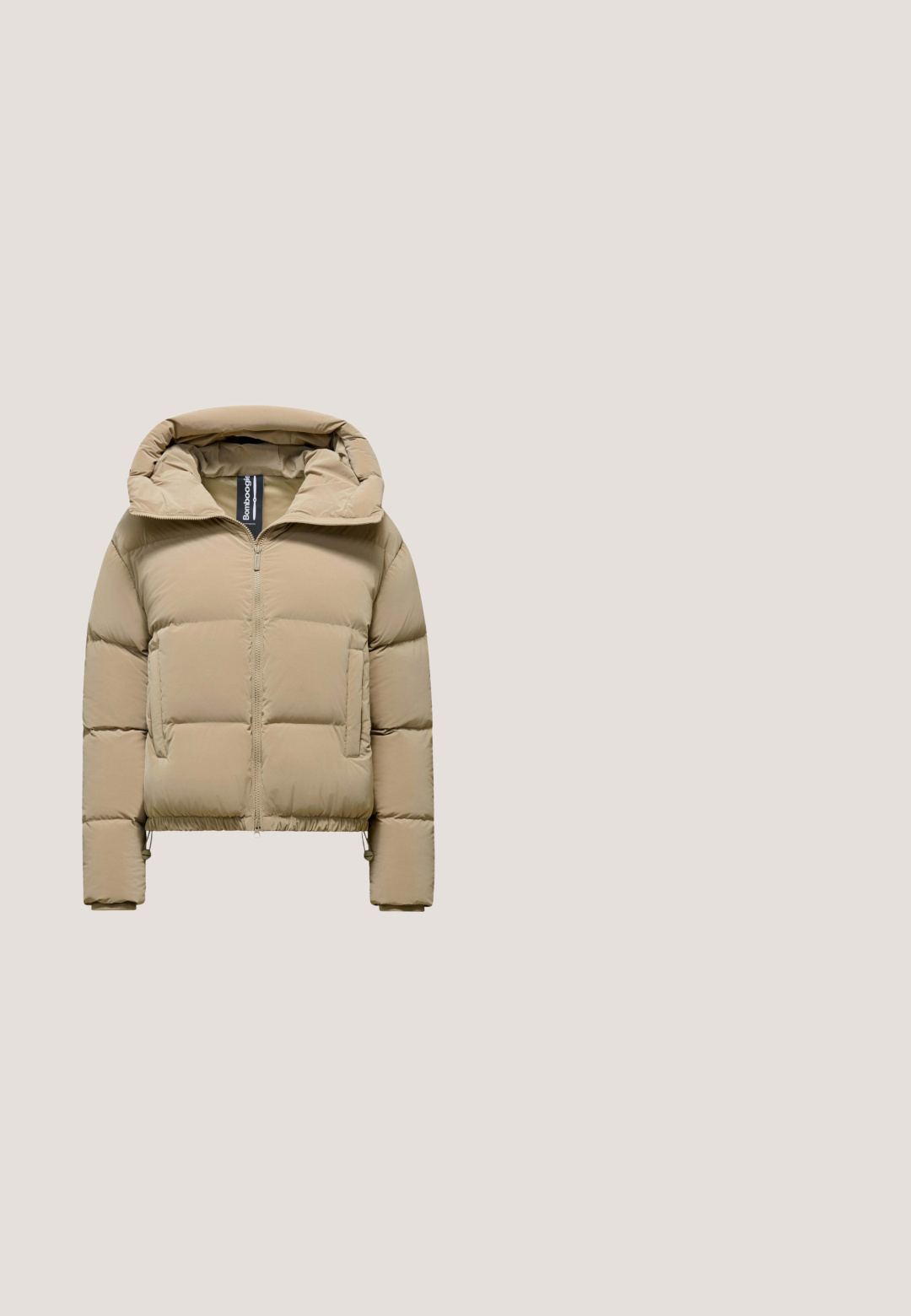 Beige gewatteerde pufferjack met hoge kraag, voorrits, zijzakken en elastische zoom en manchetten, geïsoleerd op een witte achtergrond.; Crème gebreide cardigan met een ronde halslijn, lange mouwen, geribde manchetten en een knoopsluiting aan de voorkant met grote, gladde knopen.; EDITED VALERIA - Longsleeve - dunkelbeige; Beige wijde broek gemaakt van een zachte, rekbare stof. Kenmerkt zich door een hoge tailleband en een gladde textuur, wat een ontspannen pasvorm biedt.; Beige suède sneaker met een pluche interieur, textuuraccenten, vetersysteem en rubberen zool. Voorzien van een verstevigde hiel en gewatteerde kraag.; Witte schoudertas van nepbont met een gestructureerde vorm, zilverkleurige hardware en een ritssluiting. Voorzien van een verstelbare leren riem en een logo-accent.