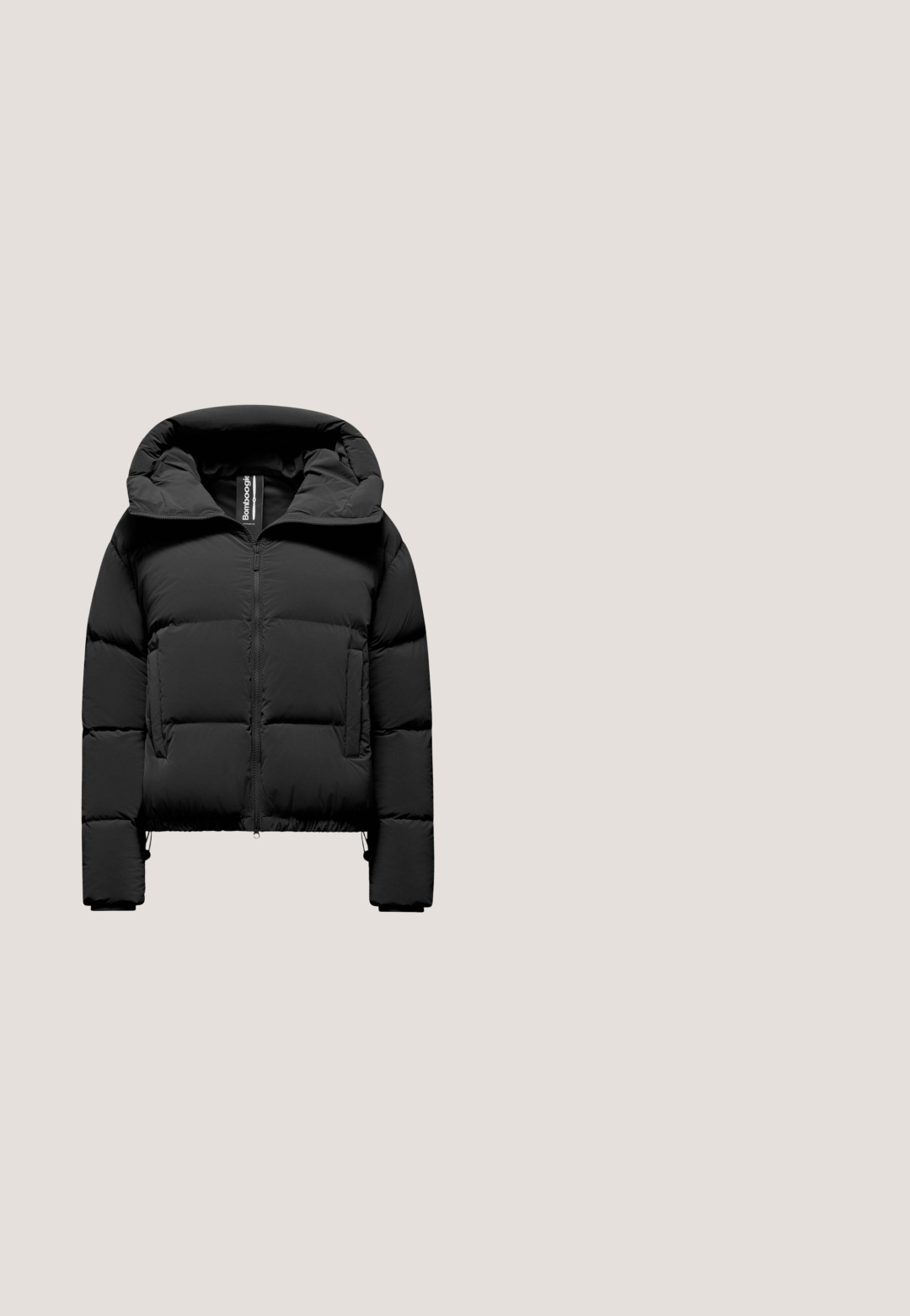 Veste doudoune matelassée noire avec un col haut rembourré, fermeture éclair frontale et poches latérales, conçue pour les temps froids.; Pull en tricot noir avec un col rond, des épaules tombantes et un ourlet côtelé. Le tissu a une texture douce et une coupe décontractée.; Haut noir à manches longues ajusté avec col rond, en tissu lisse sans motifs ni ornements visibles, présenté sur un fond blanc uni.; Pantalon gris foncé à jambes larges avec un motif en chevrons subtil et une taille haute, présenté sur fond blanc.; Chausson en daim noir avec doublure en fourrure, coutures décoratives et semelle texturée. Il présente un design à coupe basse et un petit logo sur le côté.; Sac fourre-tout noir matelassé avec une finition brillante, comprenant deux poignées courtes et une petite étiquette bleue. Forme rectangulaire avec des rayures horizontales.
