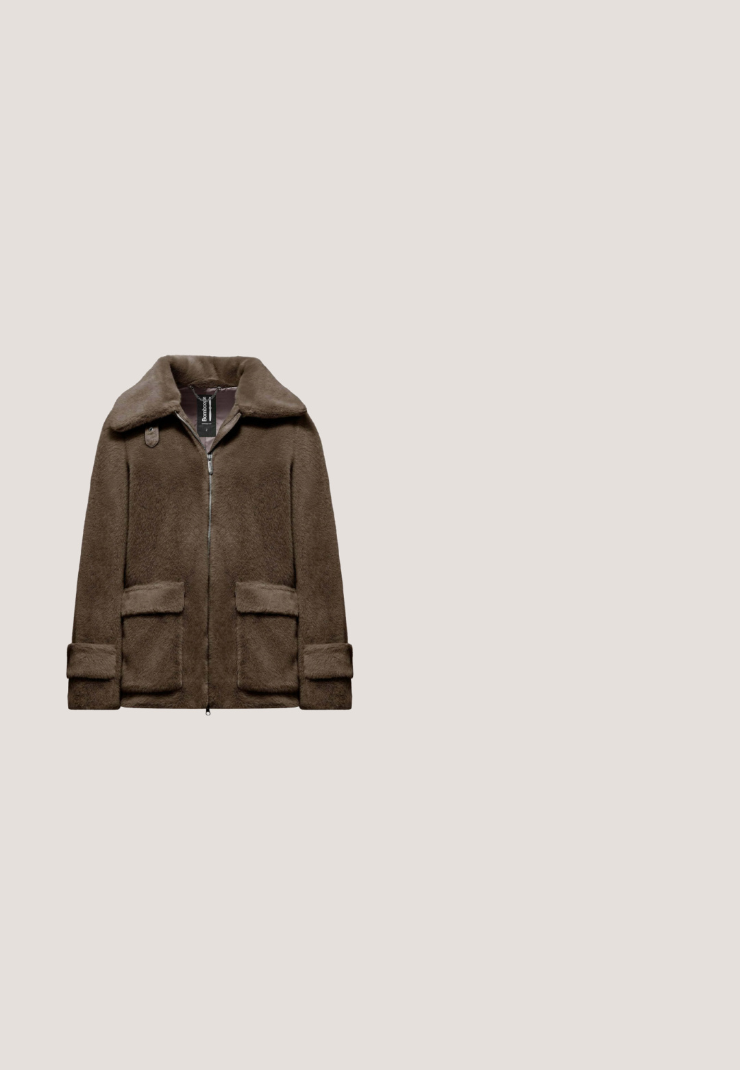 Bruine nepbontjas met een rits aan de voorkant, grote kraag, twee voorzakken en gestructureerde mouwen met opgerolde manchetten. Zachte textuur, oversized pasvorm.; Bruine hoodie met ritssluiting, voorzakken, trekkoord in de capuchon en elastische boorden, plat gelegd op een witte achtergrond.; Bruine dames top met lange mouwen, vierkante halslijn en een klein gouden logo-etiket nabij de zoom.; Bruine, hooggetailleerde, nauwsluitende sportshorts met een V-vormig naaddetail bij de tailleband, weergegeven op een witte achtergrond.; Donkerbruin suède enkelboots met een zachte bontvoering, ronde neus en platte rubberen zool. Gestikte details langs de naden.; Donkergrijze suède handtas met twee ronde handvatten, gestructureerde vorm en minimalistisch ontwerp; geen zichtbare hardware of accenten.