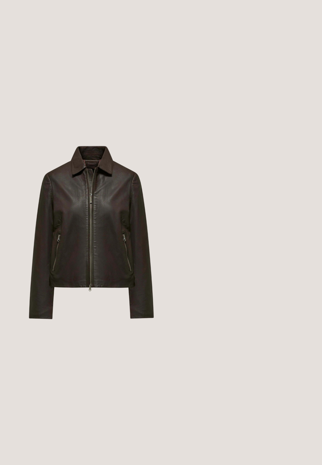 Chaqueta de cuero marrón oscuro con cremallera frontal, dos bolsillos laterales con cremallera y un cuello clásico.; Cárdigan de punto acanalado en verde oliva oscuro con mangas largas, escote redondo y una fila frontal de pequeños botones blancos.; Sudadera marrón de manga larga con cuello redondo, textura acanalada y un diseño cropped. La tela parece suave y elástica, adecuada para llevar en capas.; Pantalones marrones ajustados con una tela texturizada. Tienen un plisado frontal, cierre de botón y un corte recto, diseñados para un ajuste ceñido.; Zapatilla casual de ante marrón con suela beige gruesa, costuras detalladas y cordones marrones, mostrada sobre un fondo blanco.; Bolso de hombro de cuero marrón oscuro con una correa ancha y un gran cierre con solapa plegada sobre un fondo blanco.