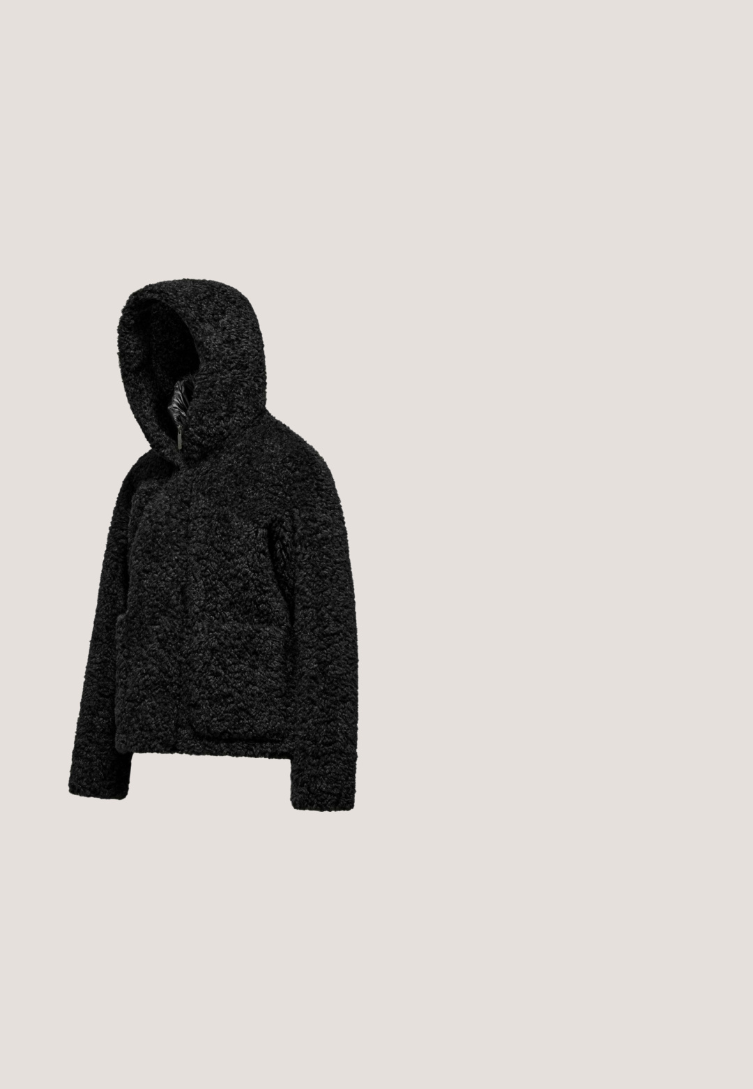 Zwarte gestructureerde jas met capuchon, volledige ritssluiting aan de voorkant en twee zijzakken, getoond op een witte achtergrond.; Zwarte fleece pullover met een hoge kraag, halve rits, lange mouwen en een gladde textuur. Eenvoudig ontwerp zonder patronen of accenten.; Zwarte lange mouwen fitted coltrui met ribbelstructuur en raglanmouwen op een witte achtergrond.; Zwarte nauwsluitende leggings met een hoge taille en gladde stof, plat gelegd tegen een witte achtergrond.; Zwarte leren enkelboots met nepbont trim, met een vetersluiting aan de voorkant, dikke rubberen zool en een gladde textuur. Ontworpen voor warmte en comfort.; Zwarte doorgestikte handtas met dubbele hengsels en een rechthoekige metalen logoplaat aan de voorkant met merknamen.