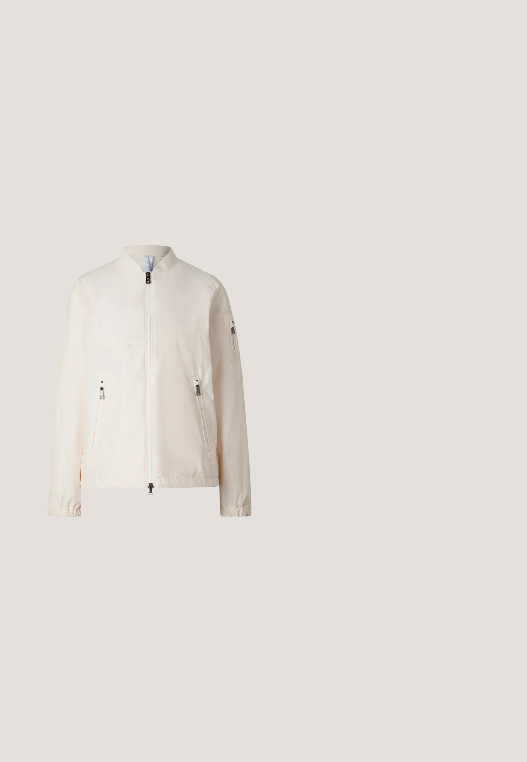 Gebroken witte bomberjack met ritssluiting aan de voorkant, twee met rits afgesloten zijzakken, een met rits afgesloten zak op de mouw en een bandkraag.; Lichtgrijze zip-up hoodie van zachte stof, met een capuchon, witte trekkoorden met logo en ribgebreide manchetten en zoom.; Crèmekleurig shirt met korte mouwen, een opstaande kraag en een rits aan de voorkant, getoond tegen een witte achtergrond.; Beige joggerbroek met een trekkoord in de taille, voorzien van een gladde textuur, een slanke pasvorm en subtiele branding op het linkerbeen.; Witte instapsneaker met een gladde, matte afwerking, ronde neus en gevoerde kraag. Bevat een gestructureerde zool voor grip.; Beige faux-leer heuptas met een gladde textuur, rechthoekige vorm, voorvak met ritssluiting en gouden merkteken. Inclusief verstelbare banden.