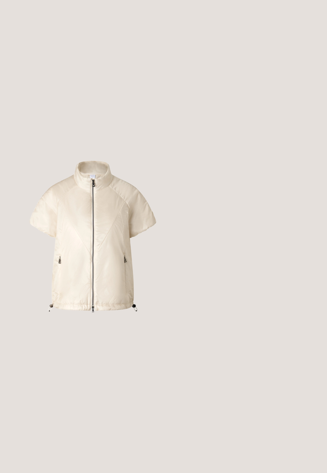 Kurzärmelige cremefarbene Steppjacke mit hohem Kragen, Frontreißverschluss, seitlichen Reißverschlusstaschen und verstellbaren Kordelzügen am Saum.; Weißes, strukturiertes Kurzarm-T-Shirt mit Rundhalsausschnitt, das eine lockere Passform bietet und keine sichtbaren Verschlüsse oder Muster aufweist.; Schnürdesign aus braunem Stoff mit gewebter Textur, Ösen in metallischer Ausführung und geflochtenen Schnürsenkeln, die durch die Öffnungen geflochten sind.; Beiger und sandfarbener Sneaker mit strukturierter Sohle, Wildlederzehenkappe, Schnürverschluss vorne, gepolstertem Kragen und abgesteppten Details an der Seite.; Cremefarbene Handtasche mit glatter Textur, rechteckiger Form, Oberreißverschluss, verstellbarem Tragegurt und Fronttaschendetails.; Entzückender Anhänger in Entenform mit goldfarbener Hardware, bunten Emaille-Details und einem rosa Kleid mit einer Schleife, geschmückt mit einem blauen Hut und gelben Füßen.