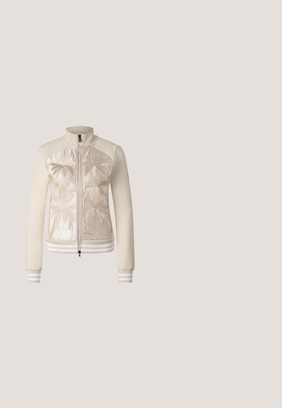 Veste beige zippée avec panneau avant matelassé présentant une broderie de palmier, col côtelé, poignets et ourlet rayé.; T-shirt en coton blanc avec un col rond, arborant un logo en strass doré "EA7 EMPORIO ARMANI" centré sur le devant.; Jean en denim bleu évasé avec taille mi-haute, cinq poches et un délavage usé. Comporte des passants de ceinture et une fermeture à un bouton.; Baskets en cuir blanc avec une texture lisse, semelle en caoutchouc grise, sept œillets et un accent argenté sur le talon. Logo affiché sur le côté.; Sac cabas couleur crème Armani Exchange avec motif en relief du nom de la marque et doubles poignées, avec un petit charm en métal avec logo.; Boucles d'oreilles en argent avec une finition polie, présentant une forme ronde simple et une fermeture à tige pour un port sécurisé.