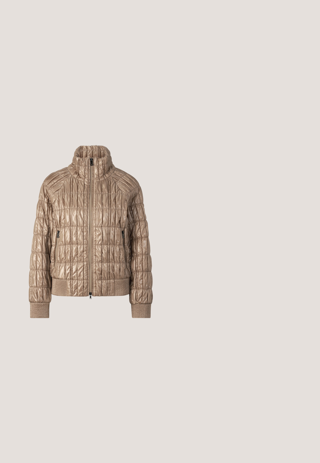 Beige quiltet dynejakke med høj krave, frontlynlås, lynlåslommer i siden og ribstrikkede manchetter og bund.; Beige polo-shirt med korte ærmer, lille krave og lynlås foran.; Bredde benbukser i let stof, med vandrette striber i beige og hvid. Elastisk talje med snorelukning.; Lavprofils beige og hvide sneaker med ruskindstofarvning foran, to parallelle gule striber på siden, beige snørebånd og gummisål.; Beige lædertaske med dobbelte skulderremme og subtilt guldlogo foran, sat mod en ensartet lys baggrund.; Guldarmbånd med kæde og et afsnit med små hvide perler samt en guldlobsterlås med en lille hjertevedhæng med en klar sten.