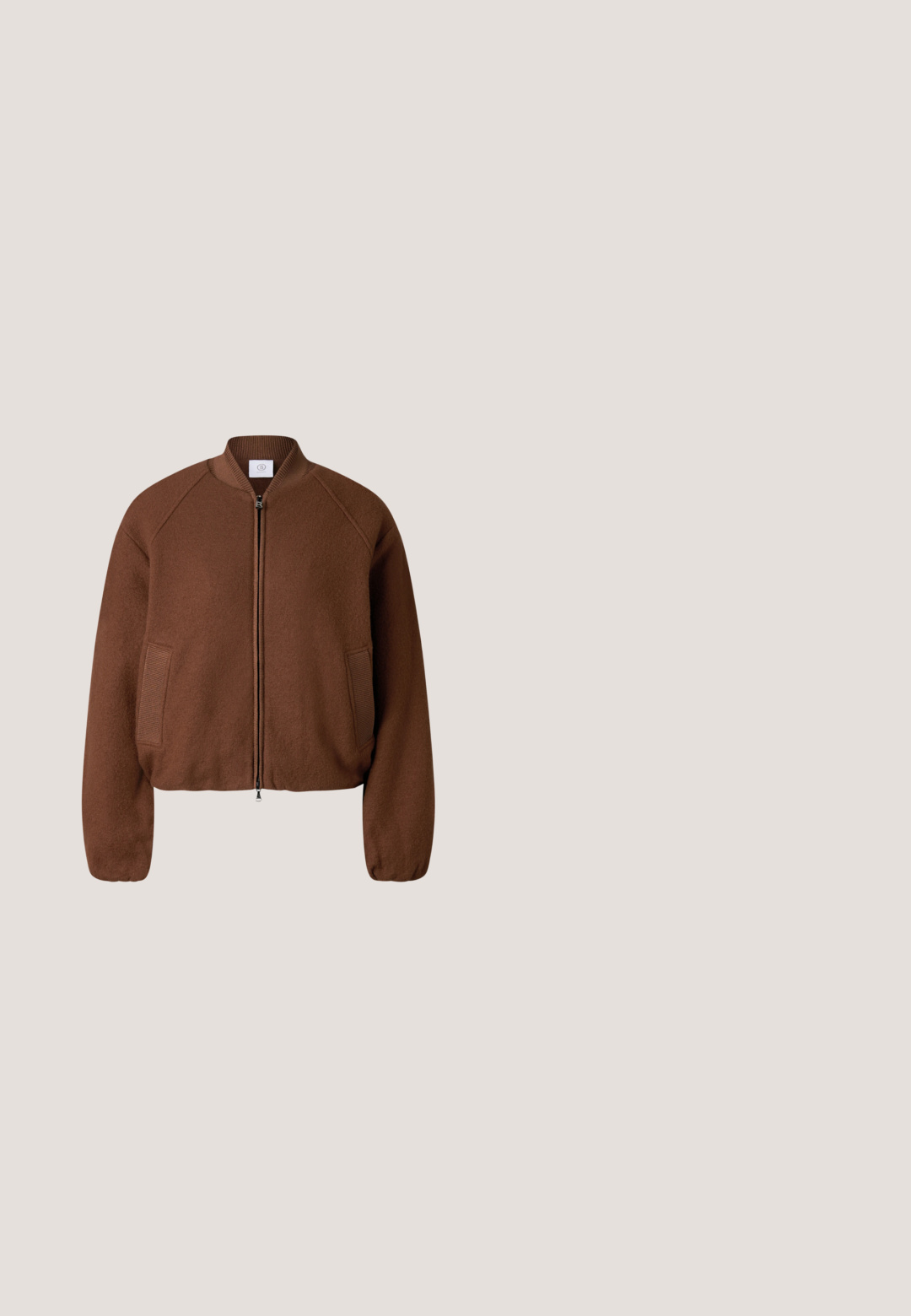 Veste marron zippée, manches longues, col côtelé et poches latérales, présentée sur fond blanc.; Cardigan oversize marron en mélange de laine douce. Il présente un décolleté en V profond, une fermeture à boutons et deux poches avant. Design minimaliste, finition texturée.; Polo à manches longues marron avec des rayures horizontales jaunes et bleu clair, et trois boutons sur la patte de boutonnage devant.; Pantalon large en velours côtelé marron à finition texturée, avec fermeture éclair et bouton, et deux poches avant.; Sabot en suede marron clair à enfiler avec une épaisse semelle en caoutchouc et des coutures blanches décoratives autour de l'ouverture sur fond uni.; Sac à bandoulière tissé marron avec une forme arrondie, présentant une seule sangle réglable et un zip doré. La surface texturée ajoute de la profondeur.