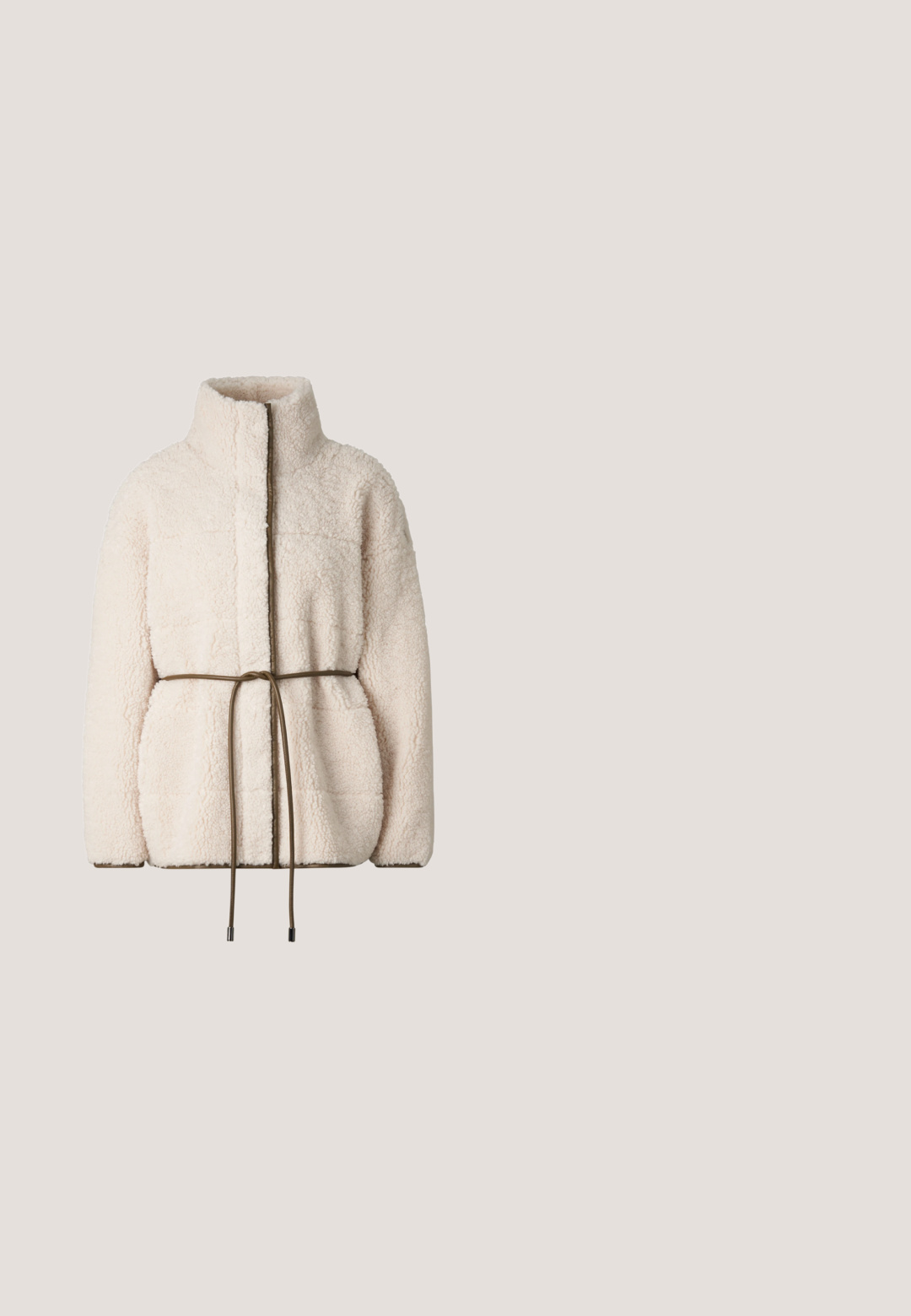 Fløjljakke i cremefarve med høj krave og tyndt brunt bælte bundet om livet, vist på en hvid baggrund.; Beige ribbet langærmet top med cut-outs ved skuldrene og gennemsigtig høj halsudskæring.; Højtaljede, tætsiddende hvide bukser med forstærkede syninger foran og stirrup-stropper ved anklerne, designet til et slankt, moderne udseende.; Beige vinterstøvler med en blød tekstur, snørremønster, guldfarvede detaljer og en tyk sål for ekstra højde og isolering.; Vatteret beige tote-bag med hvide accenter, dobbelte håndtag og guldfarvet hardware. Broderet blomsterdesign på hovedpartiet.; Guldkædearmbånd med et hjerteformet vedhæng med en struktureret overflade og små, indlejrede sten for ekstra detaljer.