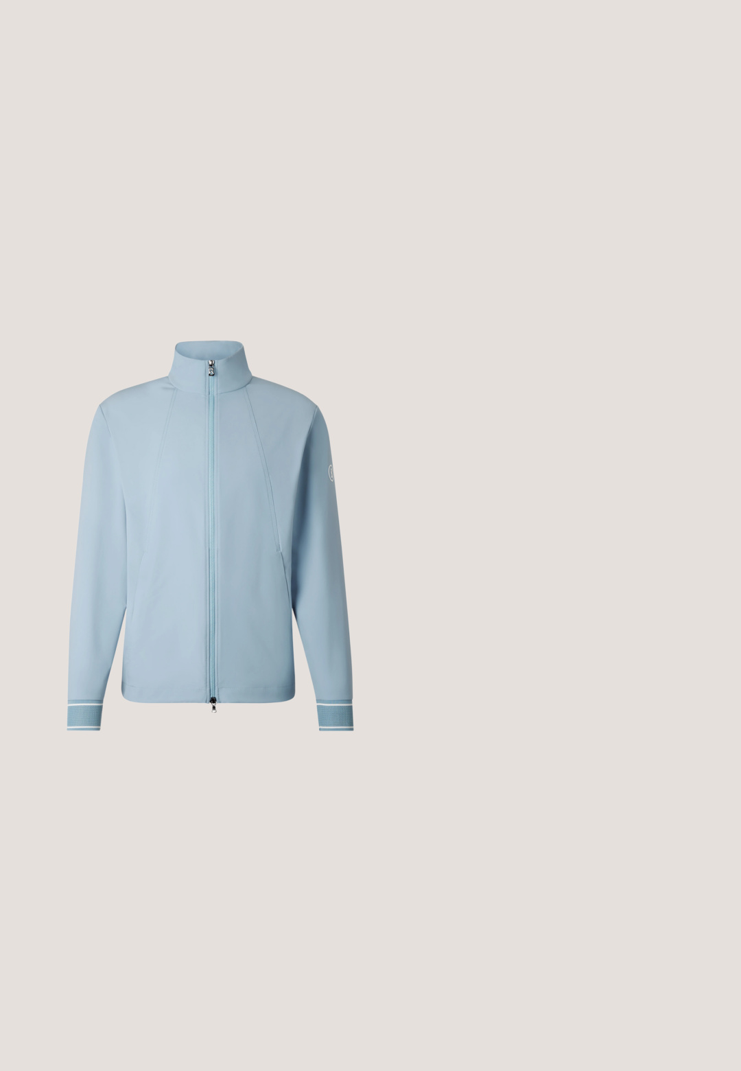 Lichtblauw jack met lange mouwen, hoge kraag, ritssluiting aan de voorkant, zijzakken, gestructureerde manchetten en logo op de linkermouw.; Zwarte hooded sweatshirt met witte en groene horizontale strepen over de borst en een voorzak in kangoeroestijl.; Geel katoenen t-shirt met een ronde hals en korte mouwen. Voorzien van een klein wit logo op de linkerborst. Eenvoudige, rechte snit.; Donkerblauwe rechtbenige denim jeans met voorzakken en knoopsluiting, met subtiele vervaagde plekken op de dijen en knieën.; Chukka-laarzen met een combinatie van olijfgroen synthetisch bovenwerk en zwarte suède accenten. Dikke zwarte rubberen zool met een textuurrand.; Zwarte leren heuptas van Calvin Klein met twee zilveren ritsvakken en verstelbare band.