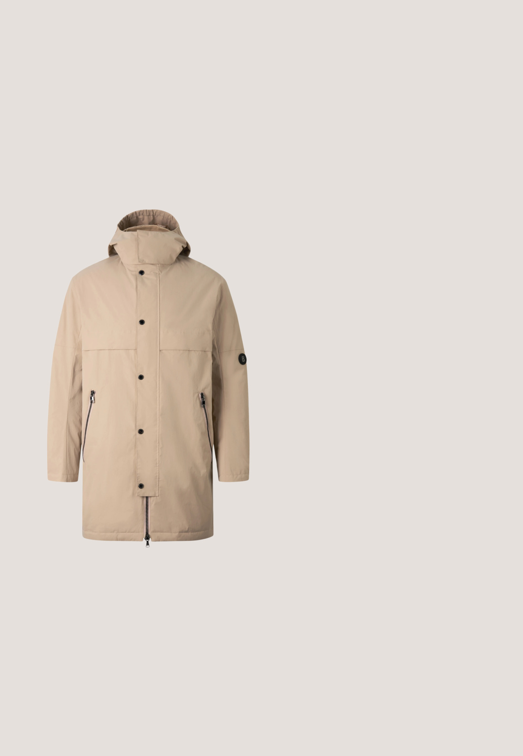 Beige lange jas met capuchon, ritssluiting aan de voorkant en drukknopen, ritssluitingen in de zijzakken en een zwarte ronde patch op de linkermouw.; Crème ribbelgebreide trui met ronde halslijn en lange raglanmouwen. Inclusief een subtiel merkembleemdetail aan de zoom.; BOSS T-shirt basic - natural; Lichtblauwe slim-fit spijkerbroek met knoop en rits aan de voorkant, vijf zakken ontwerp en subtiele vervaging van dij tot knie.; Donkerbruine suède veterboot met dikke zwarte profielzool, ronde neus en trekhaak aan de achterkant.; Kleine donkerbruine crossbodytas met voorkantvak, zilveren BOSS-logo, ritssluiting en verstelbare zwarte band.