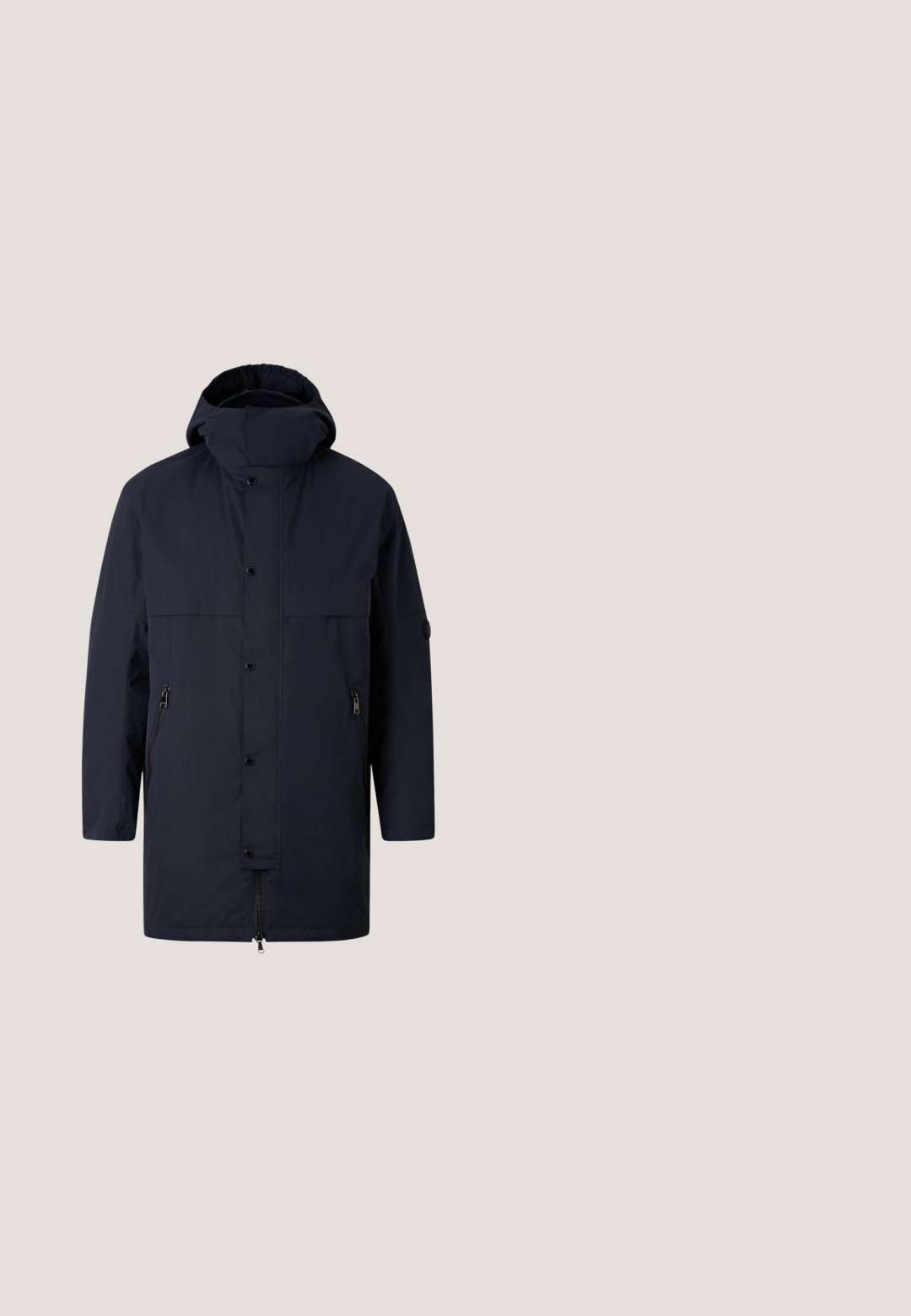 Donker marineblauwe lange winterjas met capuchon, rits en knopen aan de voorkant, en ritssluitingen aan de zijkanten.; Grijze fleece trui met een col, halve ritssluiting en geribde boorden. Voorzien van subtiele logo borduring op de borst. Zachte textuur.; Beige katoenen T-shirt met korte mouwen, ronde hals en subtiele "HUGO"-logo in het midden. Glad textuur, ontspannen pasvorm.; Zittende blauwe spijkerbroeken met wijde pijpen, met patchworkdetails, contrasterende stiksels, grote zijzakken en een knoopsluiting.; Bruine suède sneaker met een afgeronde neus, crèmekleurige rubberen zool en tonale veters. Heeft een geperst logo op de zijkant en een glad achterpaneel.; Rechthoekige toiletzak in olijfgroen met zwarte horizontale band en Calvin Klein-logo op de voorkant, ritssluiting aan de bovenkant.