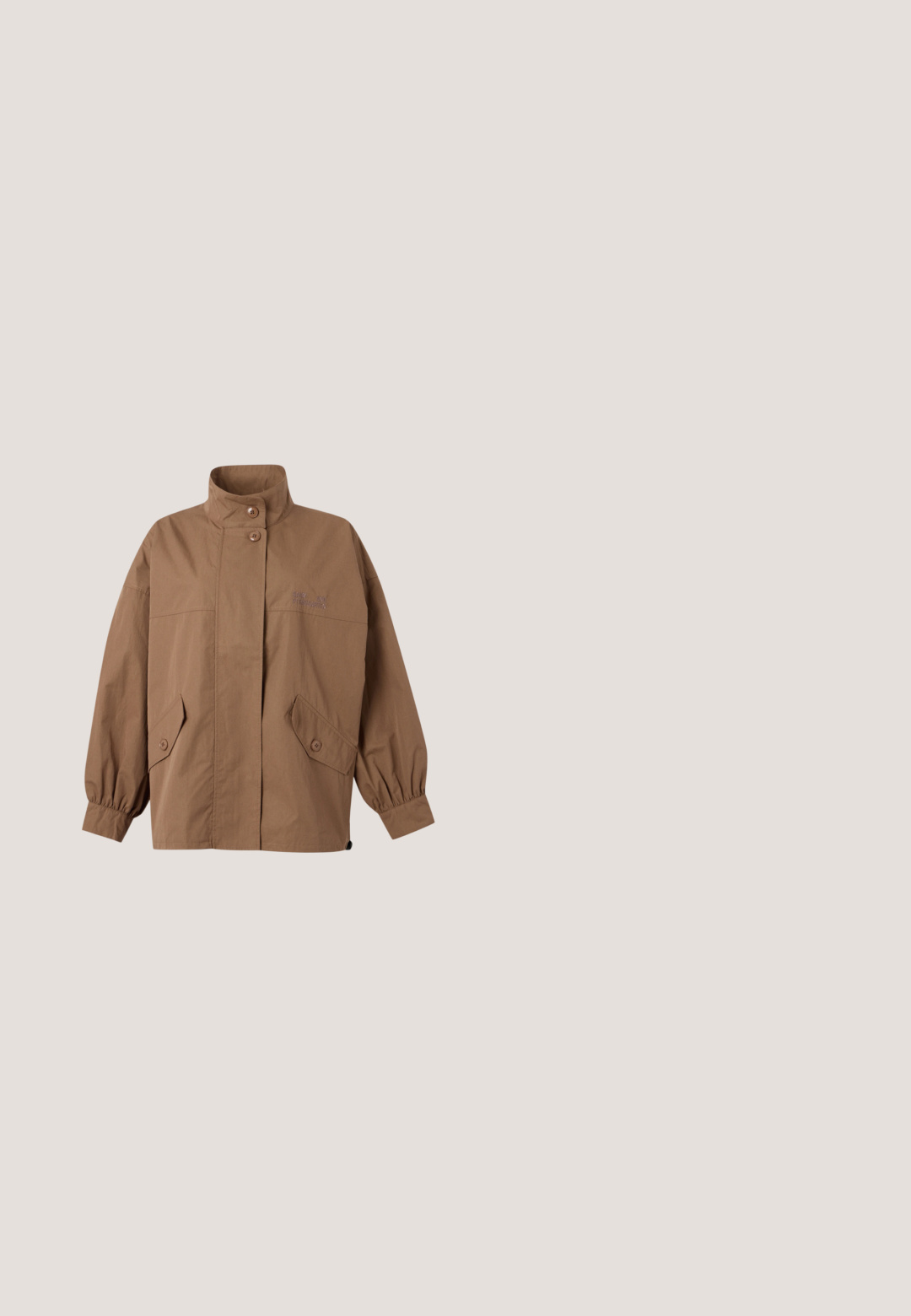 Veste marron à manches longues avec col montant, fermeture avant par boutons, deux poches avant à rabat boutonné et poignets élastiques.; T-shirt blanc à manches courtes avec des patchs graphiques colorés comprenant un cœur rouge, un carré vert et des étiquettes circulaires avec texte et chiffres.; Short beige taille haute avec fermeture par bouton et zip, passants de ceinture et plis sur le devant, présenté sur un fond uni.; Escarpin à talon haut en cuir verni beige avec bout pointu et talon aiguille fin, orné d'un petit accent doré à l'arrière.; Portefeuille matelassé marron avec motif de logo MCM noir. Il dispose d'une fermeture éclair, d'une bandoulière et d'une texture lisse. Design compact et rectangulaire.; Paire de boucles d'oreilles en métal argenté en forme de lettre M angulaire avec des tiges arrondies sur fond blanc.