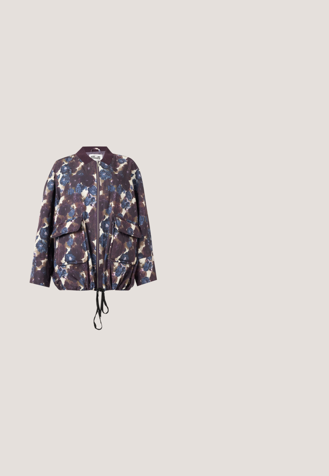 Veste bomber à motif floral avec des fleurs bleues et violettes, fermeture éclair à l'avant, deux grandes poches à rabat, col côtelé et ourlet avec cordon de serrage.; Polo rose à manches courtes avec des rayures horizontales beiges, blanches et noires, col boutonné et petit logo sur la poitrine.; Pantalon rouge taille haute jambes droites avec poches avant et ceinture à cordon sur un fond clair.; Baskets en daim rouge avec un bout lisse, des panneaux latéraux texturés, des lacets ton sur ton et une sangle Velcro. Comprend une semelle extérieure en caoutchouc noir durable.; Petit sac cabas en velours côtelé bordeaux avec double poignée, étiquette patch à l'avant et bandoulière tressée rouge attachée à un clip métallique.; Boucles d'oreilles en verre rouge avec une finition lisse et brillante. Chaque boucle d'oreille présente un design en spirale avec une découpe circulaire au centre.