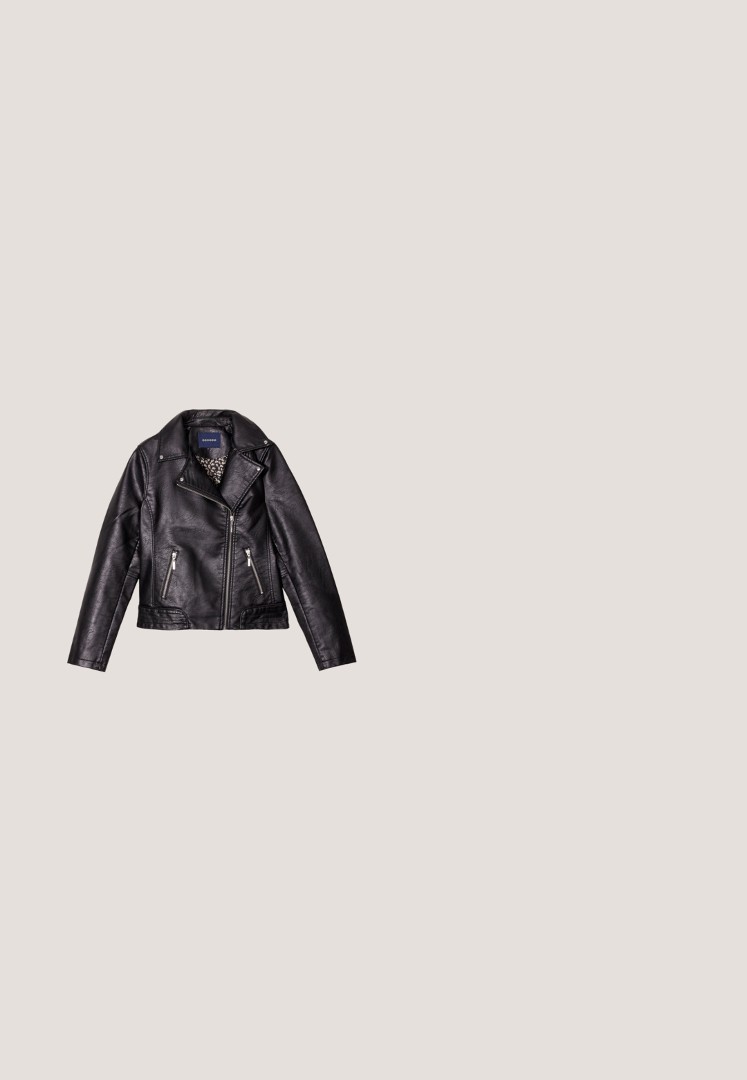Zwarte neplederen motorjack met zilveren ritsen, een geknipt kraag en een bloemenvoering. Bevat een asymmetrische voorrits en twee zakken.; Zwart t-shirt met korte mouwen, gemaakt van zachte stof, met een ronde halslijn en een comfortabele pasvorm met opgerolde mouwen.; Zwarte denim jeans met een slim fit, vijf-pocket ontwerp, ritssluiting en koperen knoopsluiting. Glad textuur en minimale stikseldetails.; Zwarte leren enkelboot met een ronde neus, een leren riem met gesp als accent en een platte zool. Heeft een gladde afwerking en een lage hak.; Zwarte leren schoudertas met een ronde vorm, een textuur oppervlakte, drukknoopsluiting en een zilveren kettingband.; Zilveren ketting met kleine curb schakels en een karabijnsluiting met een verstelbare verlengketting met een hartvormige hanger.