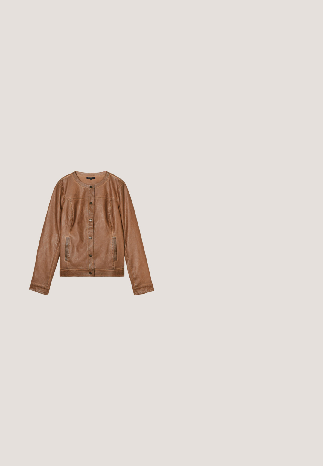 Veste en cuir marron avec un col arrondi, fermeture à boutons-pression, deux poches latérales et une texture lisse avec des détails de coutures minimaux.; Robe courte marron avec un profond décolleté en V, manches mi-longues bouffantes avec broderie florale, taille élastique avec deux cordons noués et ourlet à volants.; Botte en daim hauteur genou couleur brun clair avec un design flou, un bout pointu et un talon empilé. Dispose d'une boucle en haut pour un enfilage plus facile.; Lunettes rectangulaires à motif tortue avec des verres brun foncé et un logo "G" doré sur les branches, posées sur un fond blanc.; Sac à main marron à motifs avec une anse unique, une boucle ovale dorée et des accents en cuir, debout sur un fond blanc.; Bracelet élastique avec des perles rondes en œil de tigre marron polies et un petit charm en or en forme de moufle.