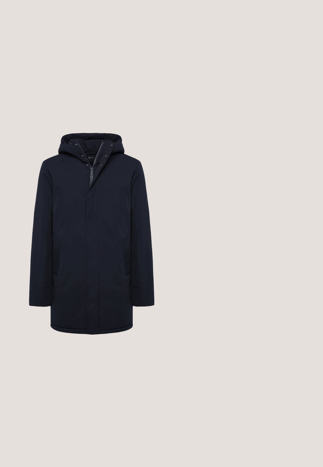 Marineblaue lange Jacke mit Kapuze, ausgestattet mit einem Reißverschluss vorne, seitlichen Taschen und einem glatten, wasserabweisenden Stoff.; Navy-blaues Zip-Up-Strickjacke aus gestricktem Stoff, mit Rundhalsausschnitt, langen Ärmeln, gerippten Bündchen und Saum sowie einem kleinen Markenetikett an der Unterseite.; Beige Baumwoll-T-Shirt mit rundem Ausschnitt, kurzen Ärmeln und geradem Saum. Glatte Textur und minimalistisches Design.; Dunkelblaue Jeanshose mit hohem Bund, vorderem Knopf- und Reißverschluss, zwei Fronttaschen und weit zulaufenden Beinen.; Schwarze Wildleder Chelsea-Stiefel mit elastischen Seitenpanelen, einer Zuglasche und einer flachen Gummisohle, mit einer glatten Textur und runder Zehenform.; Hellbraune und dunkelbraune Canvas- und Lederreisetasche mit Griffen, Frontreißverschlusstasche und verstellbarem Schultergurt.