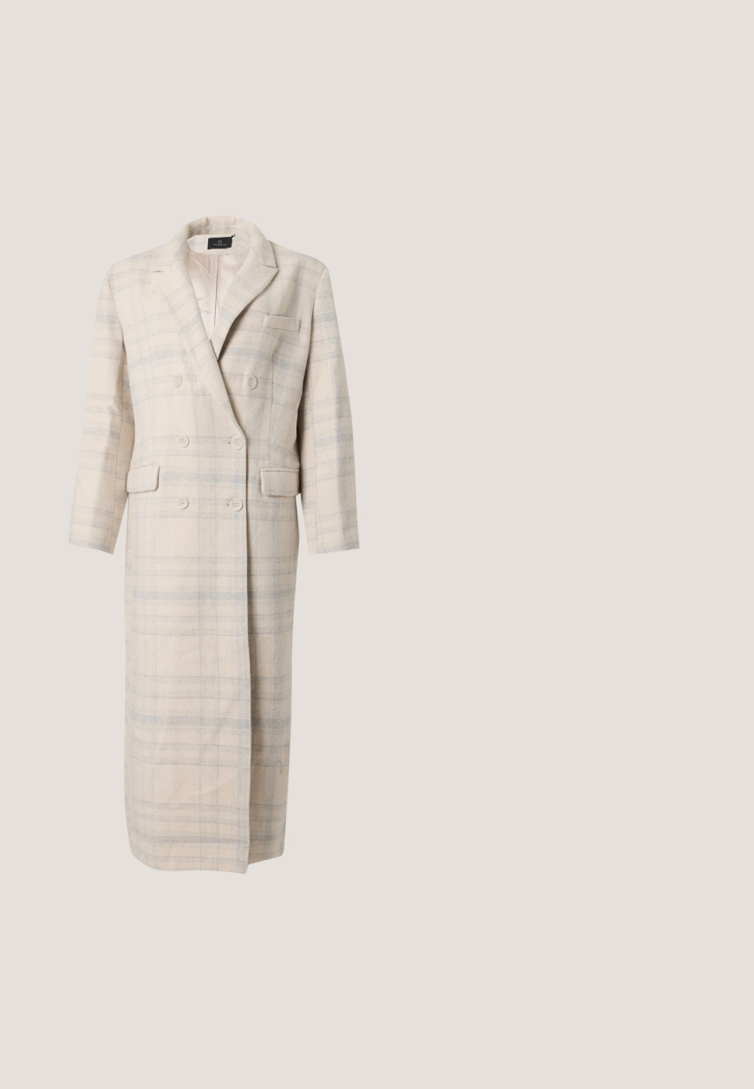 Lange beige geruite double-breasted jas met revers, twee voorzakken met kleppen en een borstzak met paspel.; Witte cropped t-shirt van zacht katoen, met een ronde hals en korte mouwen in een iets ontspannen pasvorm. Geen patronen of accenten.; Hoge taille blauwe spijkerbroek met een recht pasvorm, voorzien van een klassieke vijf-pocketstijl en subtiele stikselaccenten.; Bruine leren instapper met een bovenwerk van textuurstof, gouden metalen versiering op de band en een lage gestapelde houten hak op een witte achtergrond.; Bruine leren crossbodytas met gouden hardware, afgeronde hoeken en een verstelbare riem met cirkelvormige uitsnijdingen als ontwerpaccenten.; Twee glanzende gouden hoepel oorbellen in een gebogen ontwerp, met oranje accenten bij de oorpost, tegen een eenvoudige witte achtergrond.