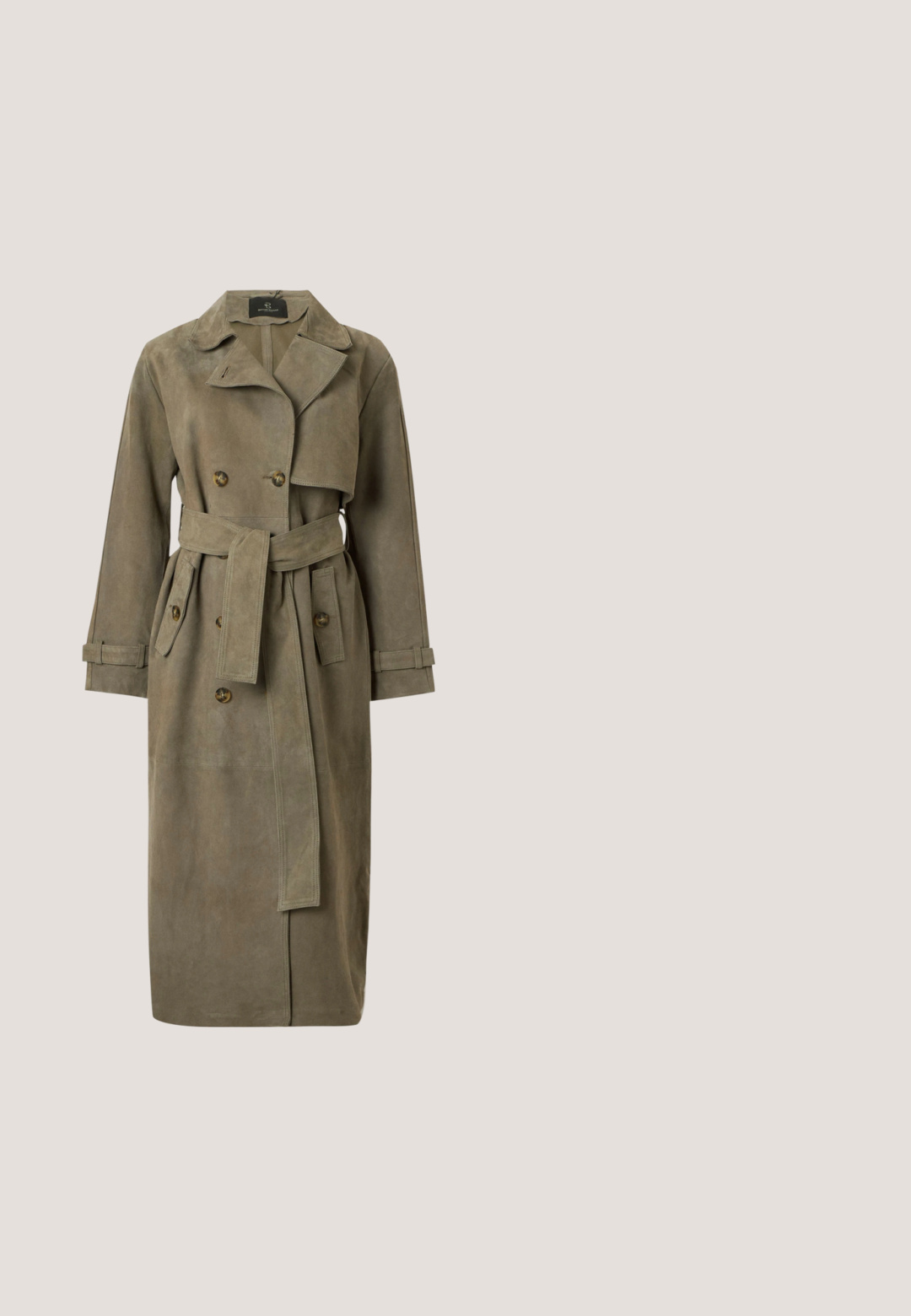 Langer grauer Wildleder-Trenchcoat mit doppelt geknöpften Knöpfen, Gürtel in der Taille, Patte am Brustbereich und geknöpften Manschetten.; Olivgrüner Jumpsuit mit Kragen, Knopfleiste und langen Ärmeln. Mit einem taillierten Gürtel und weitem Bein. Glattes, weiches Material.; Offener Pantolette mit goldfarbenem Metallic-Finish, mittelhohem schlankem Absatz und dünnen, überkreuzten Riemchen vor neutralem Hintergrund.; Goldfarbene Piloten-Sonnenbrille mit Metallrahmen, hellbraunen Verlaufsgläsern und schwarzen Bügelenden, liegend auf einer weißen Oberfläche.; Olivgrüne Wildleder-Shopper-Tasche mit goldenen Kettenhenkeln und einem runden goldfarbenen Michael Kors Logo-Anhänger, der an einer Seite hängt.; Goldene Halskette mit großen ovalen Gliedern und zwei unregelmäßig geformten, strukturierten Anhängern in der Mitte auf weißem Hintergrund.
