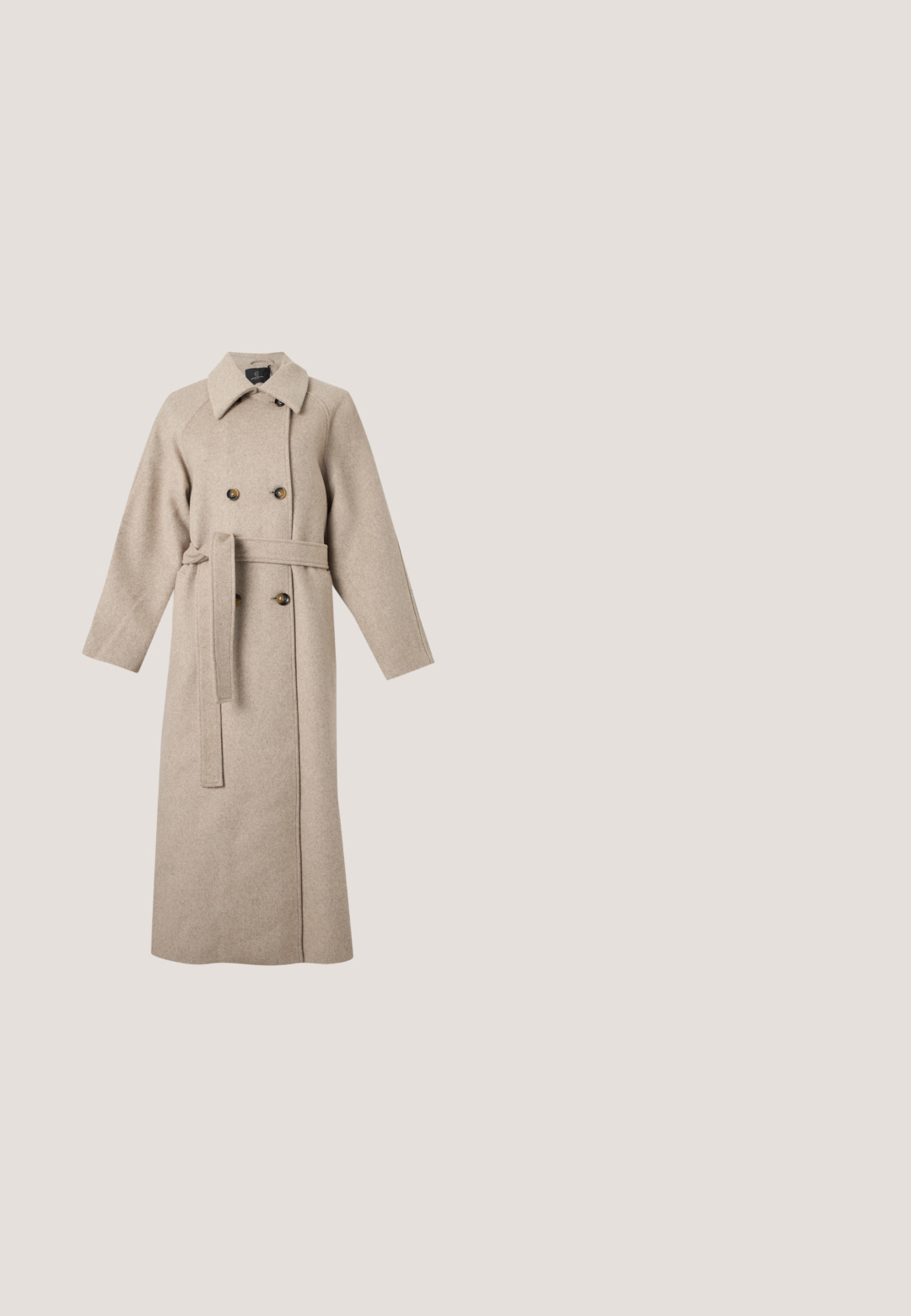 Lange beige wollen jas met brede kraag, dubbelrijige knopen en bijpassende ceintuur rond de taille gestrikt.; Beige geribbelde gebreide cardigan met V-hals, lange mouwen en vijf knopen aan de voorkant.; Witte doorschijnende top met lange mouwen, zwarte polkadots en een ronde halslijn, weergegeven op een effen lichte achtergrond.; Beige, recht gesneden broek met riemlussen en een voorvouw, plat gelegd op een witte achtergrond.; Bruine suède ballerina met een ronde neus, voorzien van een geknoopte detail aan de voorkant, dunne rode bies en een platte zwarte zool.; Kleine bruine suède handtas met dubbele schouderbanden en een Coach-logo label dat bij het handvat hangt.