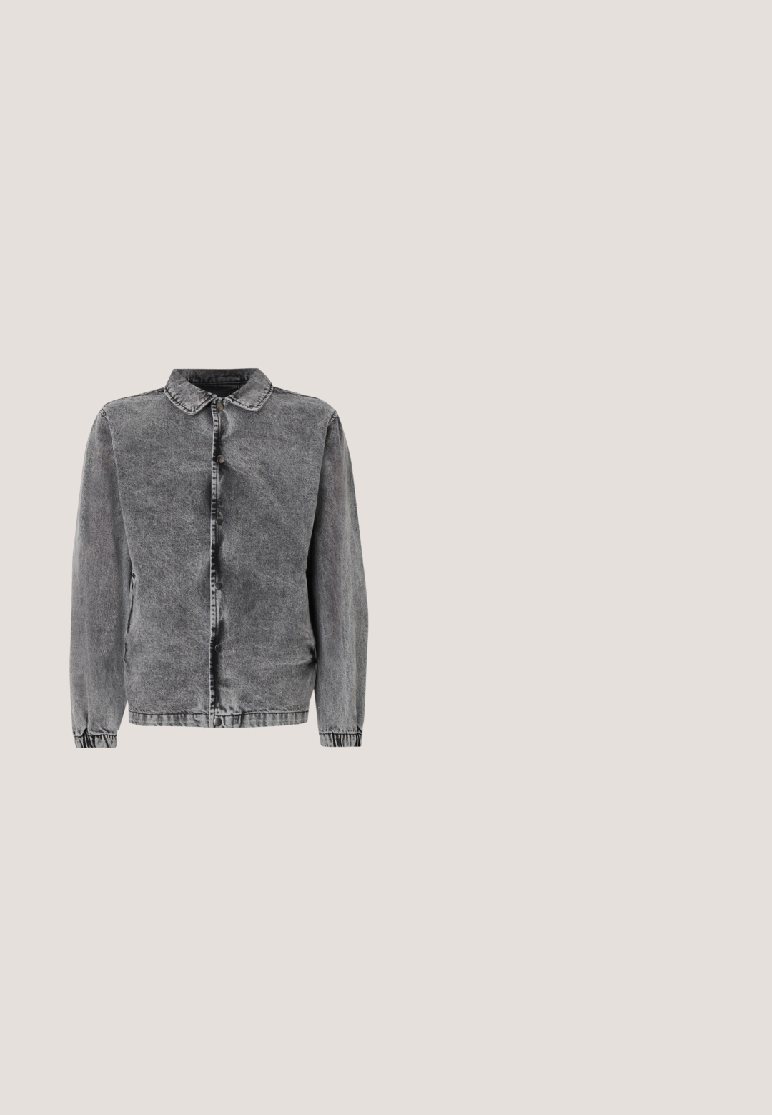 Hallhalli denim jakk, millel on kaelus, esi-nuppudega sulgemine ja elastsed varrukad. Omab kergelt kulunud tekstuuri ja klassikalist disaini.; Pruun soonikkoes pikkade varrukatega kampsun, ümmarguse kaelusega ja kitsaste varrukaservadega, valge tausta ees eksponeeritud.; Must T-särk, millel on esiküljel keskel punase ja valge matkaauto kujutis ning tekst "Sunburst" ja "Art & Design Studio".; Beige cargo püksid, mis on valmistatud puuvillast, külgtaskutega, sirge lõikega ja nööbiga kinnitusega vöökoht. Pehme tekstuur, juhuslik stiil.; Hallide nahast pahklu/saapad, millel on nööridega disain, robustne talla ja sile pind. Omab õmblemistoone ja tõmbluku silmust kannal.; Musternahk ja neetega must nailonist kott lühikeste käepidemete ja eemaldatava õlarihmaga, millel on stiilne, vatitatud disain ning minimaalsed riistvara aktsendid.