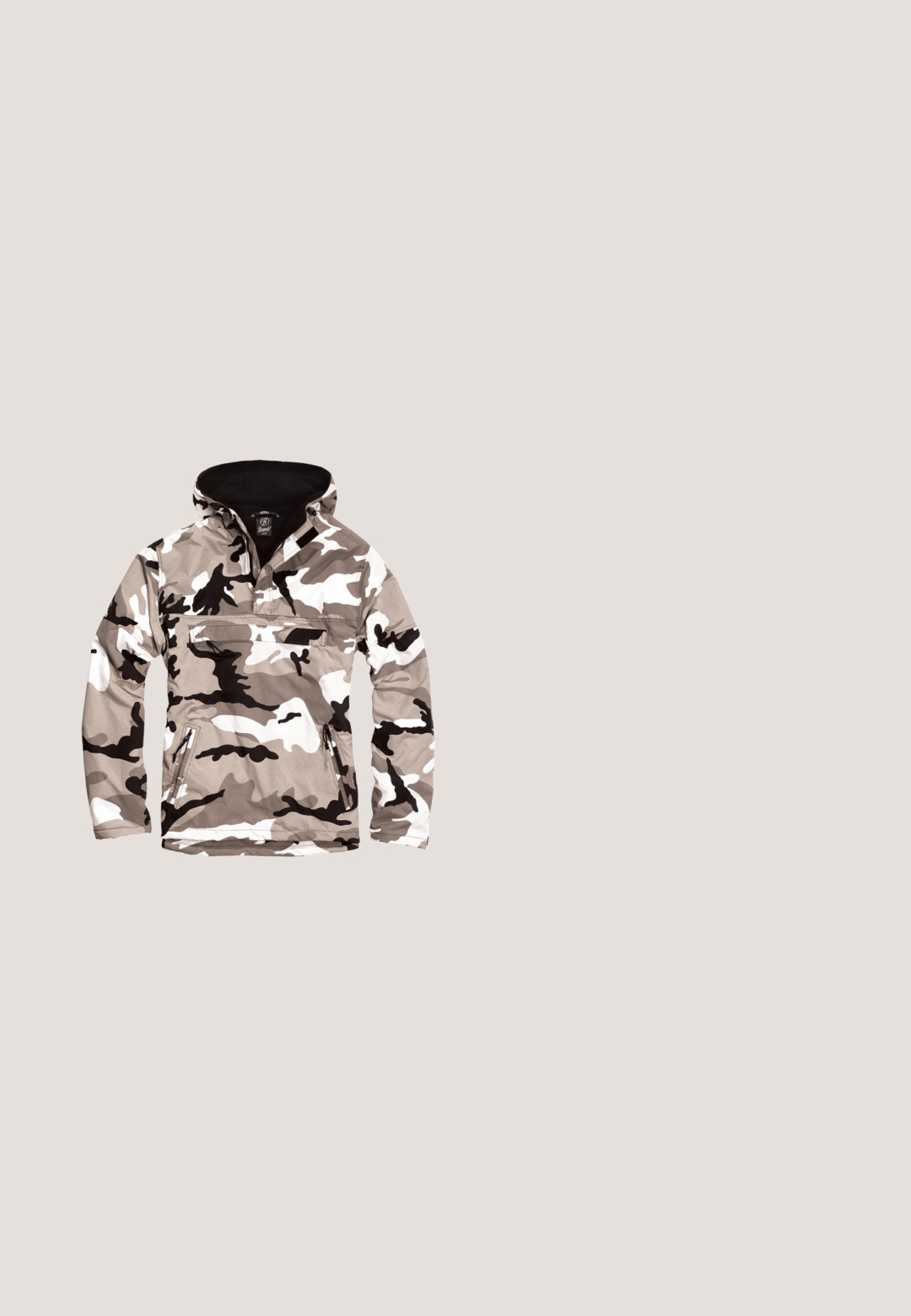 Hooded jack met beige, witte en zwarte camouflageprint, voorzakken met ritssluiting en een gedeeltelijk gesloten borstopening met rits.; Zwarte hoodie gemaakt van een katoenmix. Beschikt over een voorzak in kangoeroestijl, een wit logo op de linkerborst en ribbelboorden en -zoom.; Witte mouwloze tanktop in een ribbelstructuur, met een klein zwart logo op de borst en een label in de onderste hoek.; Beige cargobroek met elastische tailleband, koordjes in taille en aan enkels, en grote zijflapzakken aan beide benen.; Witte leren sneaker met geperforeerde zijdetails, bruine rubberen buitenzool en zwarte gestructureerde hielaccent. Zes oogjes voor veters.; Sportzonnebril met een zwart kunststof frame, oversized getinte grijze lenzen, hoekig ontwerp en een bovenste balk voor extra structuur.