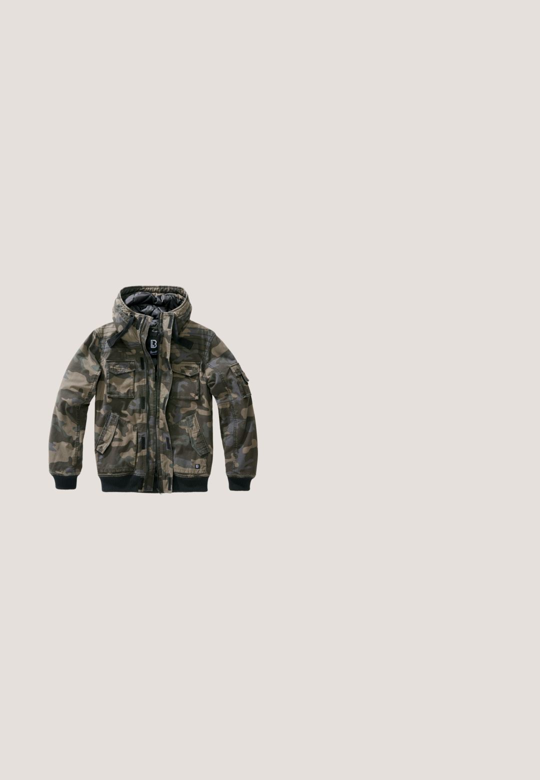 Brandit BRONX - Ľahká bunda - darkcamo; Čierny pulóver so zipsom po polovici, vysokým golierom, prednou vreckom a bočným zipsovým vreckom. S textúrovanou tkaninou a rebrovanými manžetami.; Čierne bavlnené tričko s krátkymi rukávmi, okrúhlym výstrihom, voľným strihom a hladkou textúrou. Žiadne vzory ani ďalšie detaily nie sú viditeľné.; Maskovacie cargo nohavice v tmavozelenej a šedej farbe, s viacerými bočnými vreckami, gombíkovým zapínaním a nastaviteľnými šnúrkami na členkoch.; Čierne vodotesné gumové čižmy s okrúhlym špičkou, textúrovaným návlekom na špičke a elastickým horným okrajom pre pevné uchytenie. Obsahujú drážky a hladký povrch.; Čierne oversized slnečné okuliare s geometrickým dizajnom, so zatemnenými šošovkami a lesklým plastovým rámom. Elegantné, ostré tvary na bokoch.