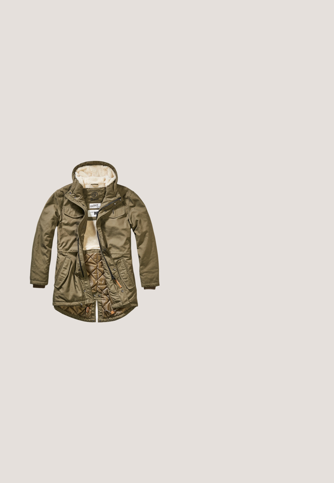 Olivengrøn parka-jakke med en fuzzy beige foring, to brystlommer, lynlås- og knaplukninger samt en quilted inderside for varme.; Cremefarvet sweater med halv-zip krave, tekstureret kabelstrikdesign på den øverste del, og ribbede manchetter og kant.; Hvid bomulds T-shirt med korte ærmer og rund hals, med et lille sort Puma-logo på den øverste venstre bryst.; Sorte denim jeans med lige pasform, fem-lomme design, frontknaplukning og syninger langs sømmene.; Sorte ankelstøvler i læder med glat finish, rund tå, fire snørehuller og en tekstureret gummisål for godt greb. Enkelt design uden pynt.; Sort crossbody taske lavet af struktureret stof, med en lynlåslukket hovedrum, frontlomme, justerbar rem og et logo-patch.