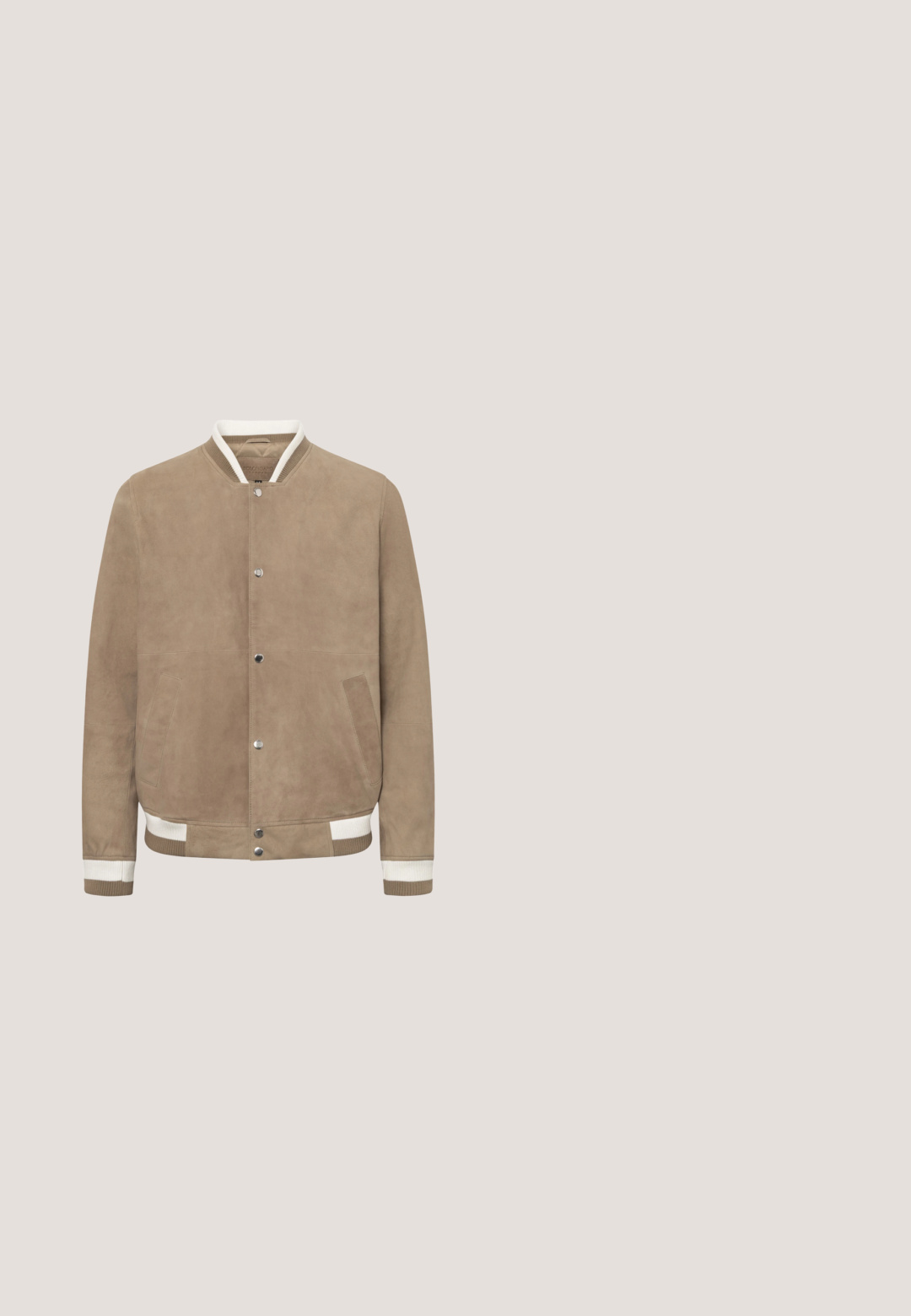 Beige Wildleder-Bomberjacke mit Druckknöpfen, geripptem weißen und beigen Kragen, Bündchen und Bund sowie zwei vorderen Schlitztaschen.; Off-White V-Ausschnitt Strickpullover mit gerippten Bündchen und Saum, ausgestattet mit einem kleinen gestickten Logo am Bündchen des linken Ärmels.; Weißes Baumwoll-T-Shirt mit Rundhalsausschnitt, kurzen Ärmeln und geradem Schnitt. Der Stoff wirkt glatt mit einem subtilen Schimmer. Keine Muster oder Akzente.; Beige Baumwollhose mit geradem Bein, ausgestattet mit Vorderwärtstaschen und einem Knopfverschluss. Glatte Textur mit minimaler Detailierung.; Braune Leder-Stiefeletten mit runder Spitze, elastischen Seitenpaneelen und einer robusten Gummisohle. Mit einem Zugschnapp am Heck für leichtes Anziehen.; Braune Leder-Reisetasche mit doppelten Griffen, verstellbarem Schultergurt und dezentem Branding. Hat eine glatte Textur und eine abgerundete Form.