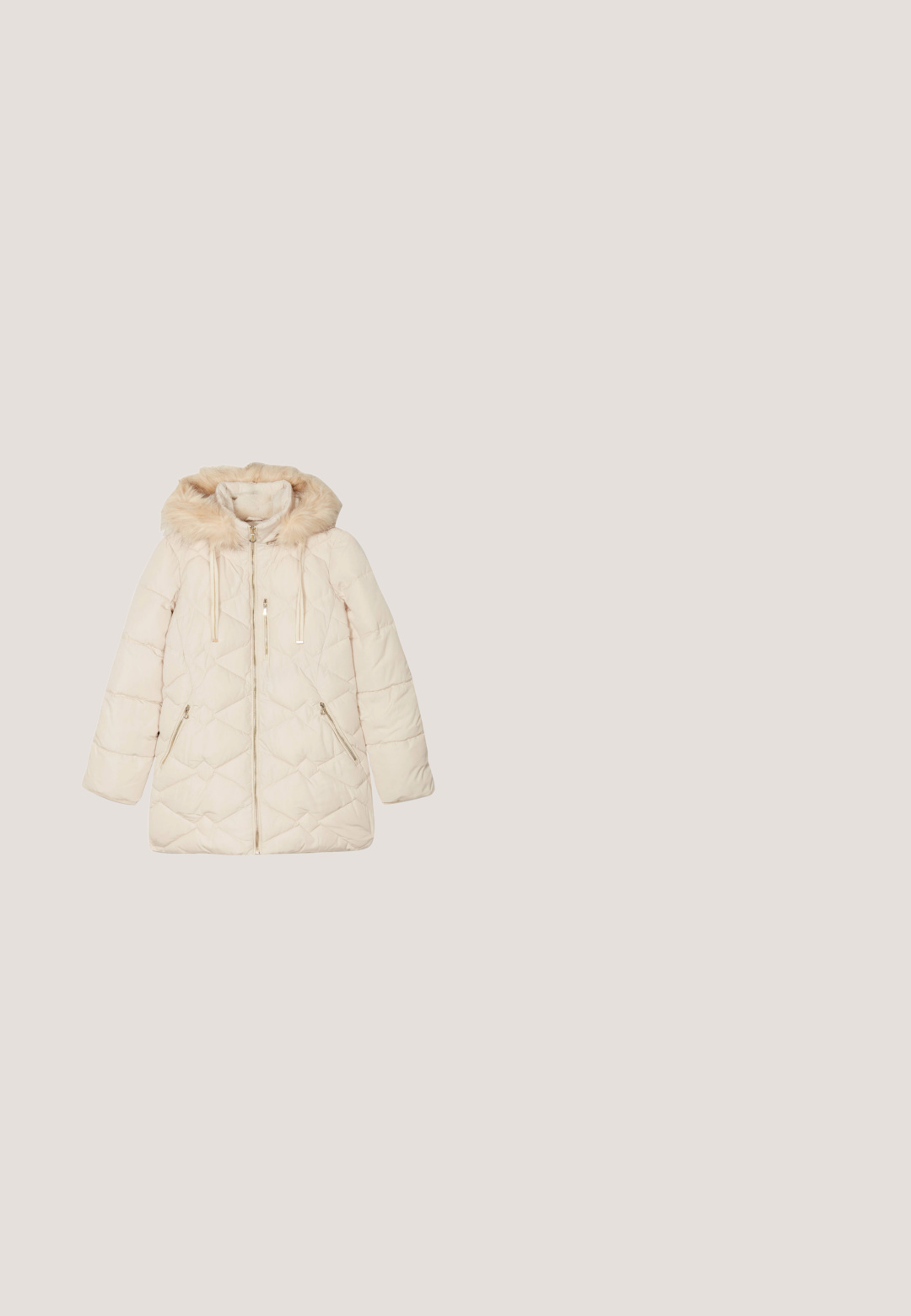 Veste doudoune beige matelassée avec une capuche en fausse fourrure, fermeture éclair frontale et deux poches latérales avec fermetures éclair. Texture douce et design chaleureux.; Pull en tricot beige à manches longues, col rond, détail de bouton doré à l'épaule et ourlet de chemise blanche en dessous. Texture douce.; Jean en denim bleu taille haute, coupe slim, avec poches à l'avant et à l'arrière, fermeture par bouton, et un léger effet délavé sur les cuisses et les genoux.; Bottine en daim beige avec un bout rond, des panneaux latéraux élastiques et un petit talon empilé. Elle présente des coutures décoratives et une languette.; Sac bandoulière en cuir beige texturé avec bandoulière réglable, logo cheval et cavalier doré sur le devant, et breloque logo dorée assortie sur le côté.; Collier en chaîne en or avec de petits pendentifs en forme de soleil répartis uniformément sur toute la longueur, doté d'un fermoir en mousqueton et d'une longueur réglable.