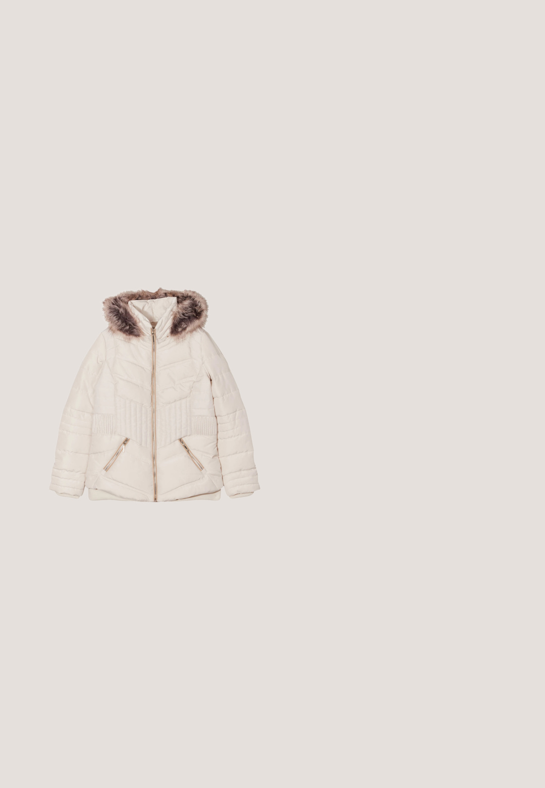 Breal Winterjas - ecru; Wit T-shirt met korte mouwen met omgevouwen manchetten en het woord „Love“ op de borst gemaakt van kleine gele en witte bloemenpatronen.; Blauwe denim spijkerbroek met hoge taille, slim-fit, voor- en achterzakken, knoopsluiting en subtiele vervaagde details op de dijen en knieën.; Witte lage sneaker met beige patterned zijstrepen, witte veters en gouden "GUESS" logodetail aan de zijkant en hiel tab.; Witte gestructureerde leren clutch met een gouden logo. Voorzien van een ritssluiting en een afneembare polsband voor veelzijdige draagmogelijkheden.; Guess Oorbellen - goldenfarbe