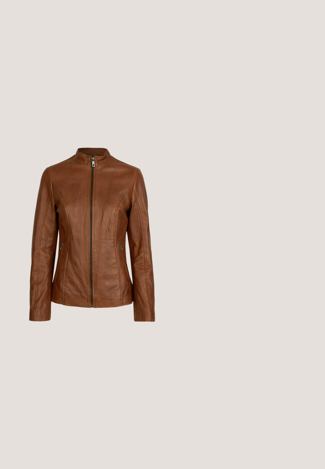 Braune Lederjacke mit Stehkragen, zentralem Reißverschluss, seitlichen Reißverschlusstaschen und taillierter Passform für eine schlanke Silhouette.; Weiße Bluse mit puffigen kurzen Ärmeln, floraler Cut-Out-Stickerei an den Ärmeln, gezackten Kanten und V-Ausschnitt.; Hellblaue Jeans mit hoher Taille und ausgestellten Beinen, vorne mit Taschen und Knopfverschluss.; Beige Wildleder Cowboy-Stiefel mit spitzem Zeh, gestickten Details und einem gestapelten Absatz. Verfügt über eine Ziehhilfe für einfaches An- und Ausziehen.; Lila Stofftragetasche mit einem geometrischen Muster, ausgestattet mit zwei langen Griffen und einem weichen, lässigen Design. Die strukturierte Oberfläche verleiht Details.; Feine Goldketten-Halskette mit drei kleinen, sternförmigen Anhängern, gleichmäßig verteilt, und einem verstellbaren Verschluss mit Verlängerungsgliedern.