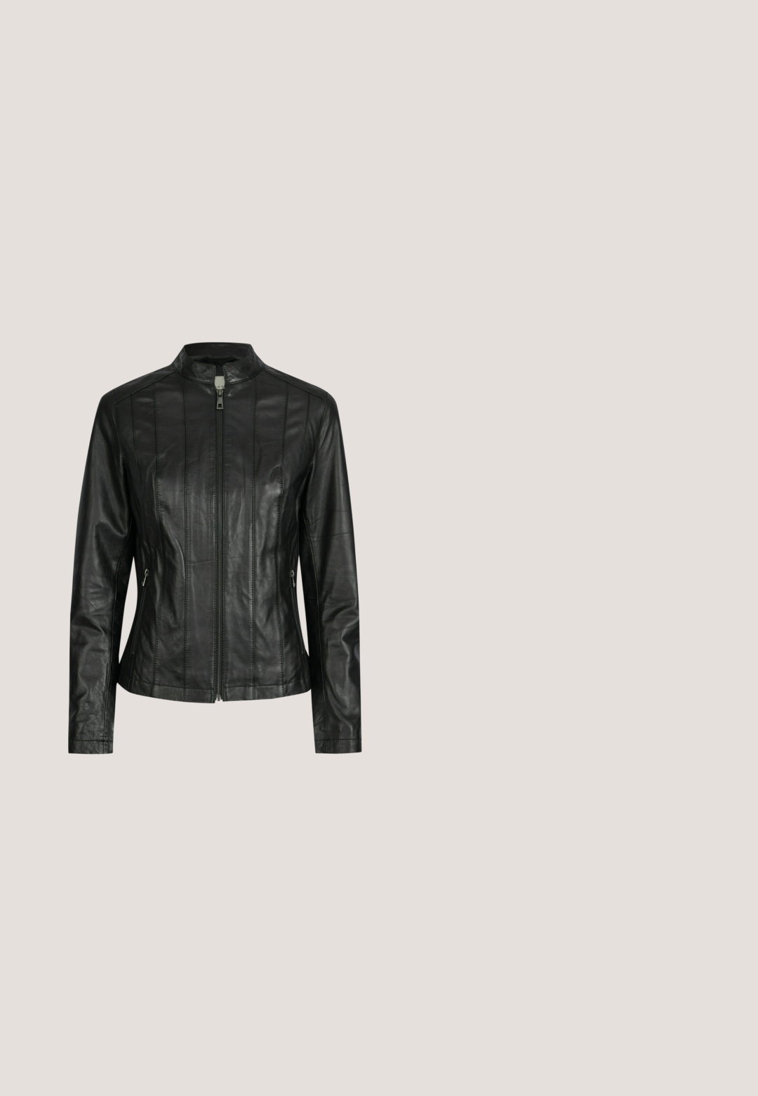 Chaqueta de piel negra con cuello alto, costuras verticales y bolsillos laterales con cremallera. Textura suave y ajuste entallado.; Camiseta blanca de manga corta con texto negro escrito a mano "from Paris love, Karl xx" y cuello redondo.; Jeans de denim negro con corte recto, que cuentan con cinco bolsillos, herrajes de cobre y una textura ligeramente deslavada.; Botín de cuero negro brillante con tacón alto grueso y tirador, exhibido sobre una superficie de madera con fondo de hierba alta verde.; Bolso de mano de cuero negro con cadena dorada, correa corta de cuero para el hombro y pequeño logo dorado "C" en la esquina frontal.; Pendientes de aro de oro con un diseño retorcido, que cuentan con una superficie pulida, forma redonda y cierre trasero seguro.