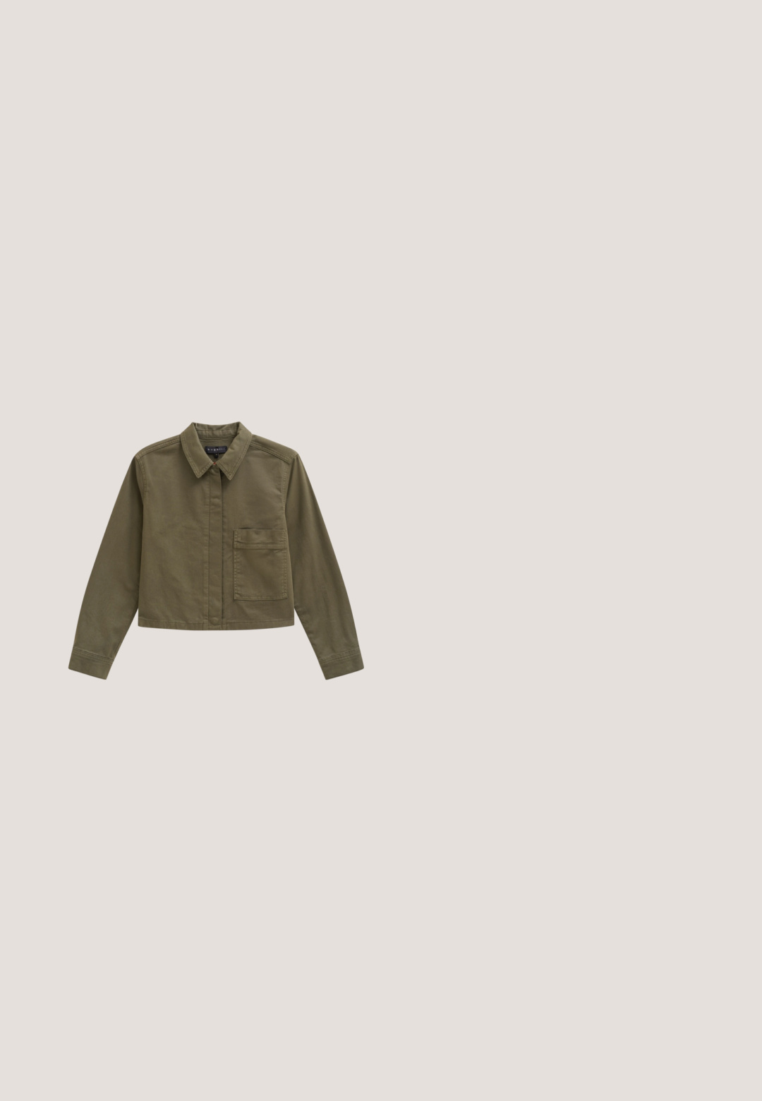 Kurze olivgrüne Jacke aus Baumwolle. Verfügt über einen spitzen Kragen, einen Knopfverschluss und eine Vordertasche. Glatte Textur mit minimaler Detailgestaltung.; Olivengrünes Kurzarmoberteil mit lockerer Passform, strukturiertem Stoff, rundem Halsausschnitt und gerafftem Saum auf Taillenhöhe.; Dunkel olivgrüne Damen-Shorts mit elastischem Bund und Vordertaschen, aus glattem Stoff gefertigt.; Olivgrüner Wildleder-Slip-On-Schuh mit verstellbarem Schnallenriemen, Kork-Fußbett und dunkler Gummisohle, von der Seite gezeigt.; Olivgrüne gewebte Tragetasche mit zwei langen geflochtenen Griffen und einem breiten rechteckigen Boden vor weißem Hintergrund.; Grünes geflochtenes Cord-Armband mit einem goldenen, ineinander verschlungenen Knoten als Mittelstück, das eine glatte, polierte Oberfläche zeigt.