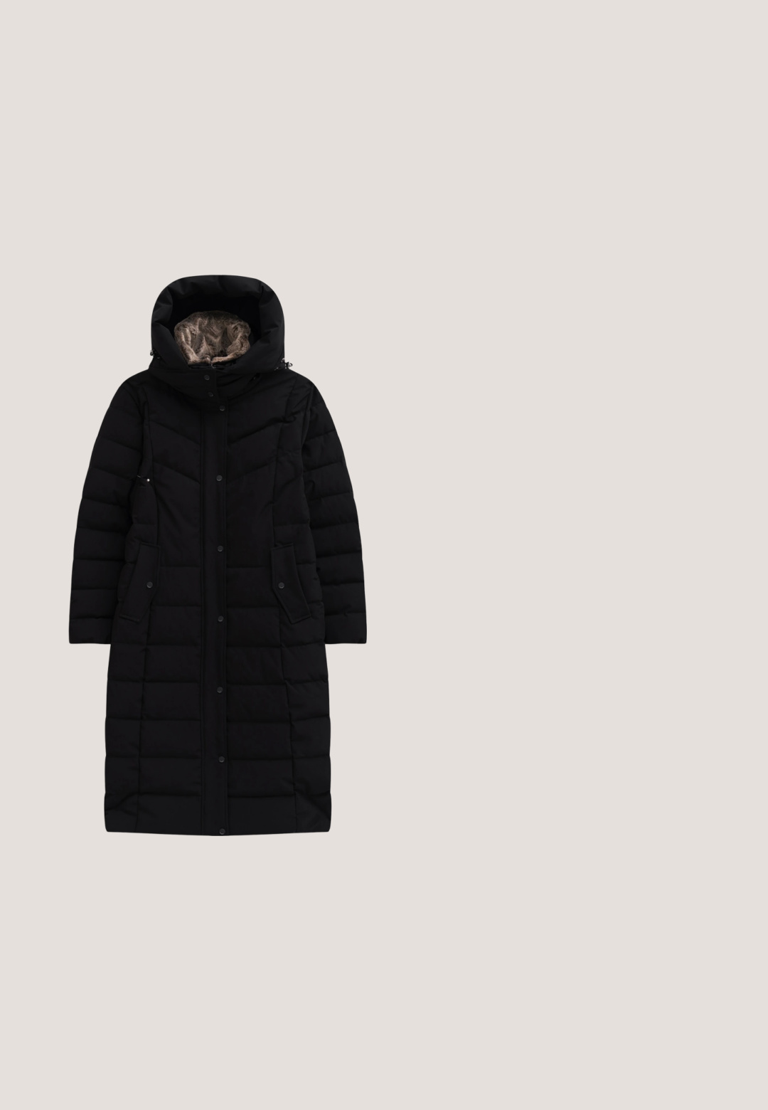 Schwarze Pufferjacke mit langem Design, einer mit Fell gefütterten Kapuze, Druckknopfverschluss und zwei seitlichen Taschen. Durchgehende Steppstruktur.; Schwarze Zip-Up-Sweatjacke mit Stehkragen und einem kleinen geprägten Logo. Der Stoff ist glatt, mit langen Ärmeln und einem lässigen Schnitt.; Schwarzes, langärmliges Rollkragenoberteil aus weichem Stoff. Hat einen lockeren Schnitt und ein einfaches, nahtloses Design ohne Muster oder Akzente.; Schwarze, elastische Leggings mit enger Passform, die einen hohen Bund und eine glatte Textur aufweisen. Keine sichtbaren Muster oder Beschlagdetails.; Schwarze Lederhohe Stiefel mit dicker Profilsohle, Schnürung vorne und beigem Lammfellfutter, das entlang der Zunge und Kanten des Schafts sichtbar ist.; Schwarze, gepolsterte Tote-Bag mit geschwungener Form, goldenen Reißverschlüssen, gepolstertem Material und verstellbarem Riemen. Mit einem Logo-Schild vorne.
