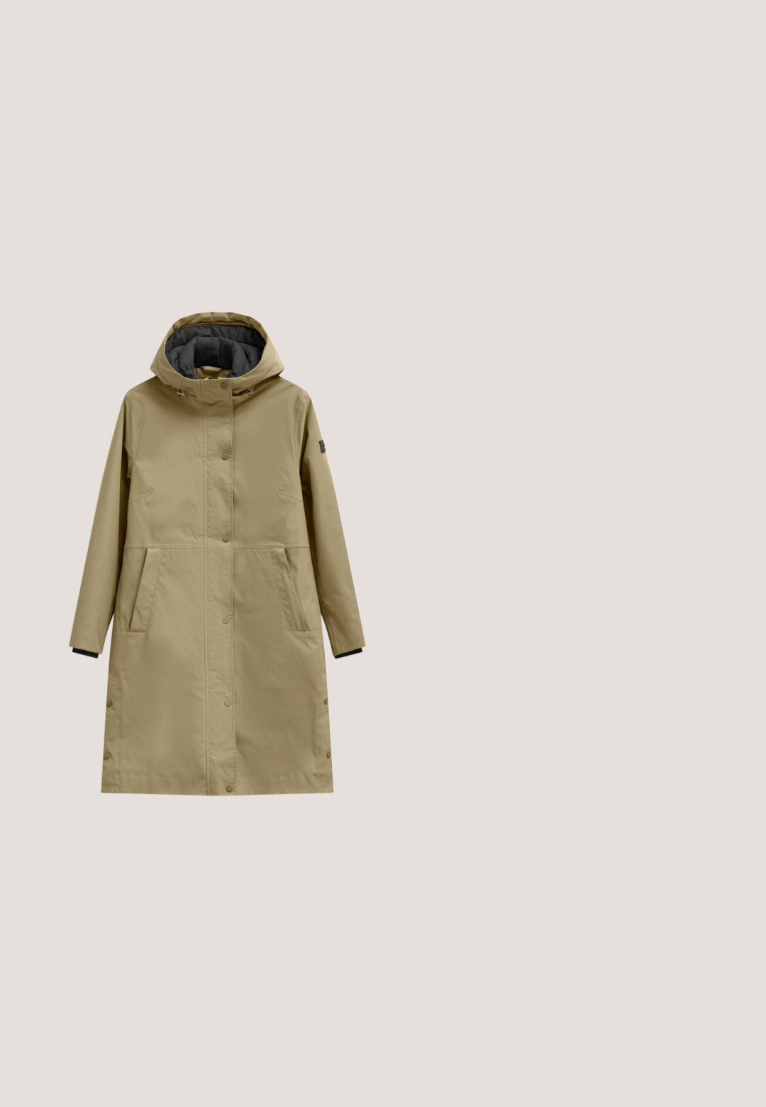 Beige wasserabweisender Mantel mit Kapuze, Druckknopfverschlüssen, zwei Vorderaschen und einem weichen Innenfutter. Die Ärmel haben schwarze Akzente.; Grauer Hoodie mit lässigem Schnitt, übergroßer Kapuze und Seitenschlitzen. Hergestellt aus weichem Stoff mit gerippten Ärmelbündchen und einem dezenten Logo-Detail.; Helles graues Langarm-T-Shirt mit Rundhalsausschnitt, das ein kleines Logo-Etikett im Kragen und subtilen Text, der vertikal auf dem rechten Ärmel gedruckt ist, aufweist.; Hellgraue Freizeithosen mit Seitentaschen, Knopfverschluss, Gürtelschlaufen und umgeschlagenen Bündchen am unteren Ende gerader Hosenbeine.; Olivengrüne Wildleder-Stiefeletten mit einem Kunstfellbesatz, silbernen Beschlägen und einer chunky, beigefarbenen Plateausohle. Mit Schnürsenkeln und einem seitlichen Reißverschluss.; Grau gepolsterte Tragetasche mit zwei kurzen Griffen, ausgestattet mit einem Logo-Accent auf der Vorderseite und einer glatten, matten Textur. Strukturierte Form mit flachem Boden.