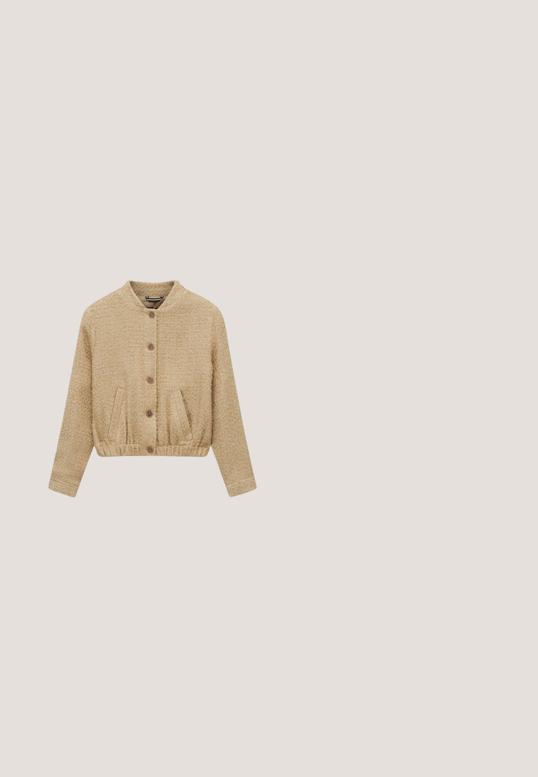 Beige strukturierte Hemdjacke mit langen Ärmeln, kragenlosem Ausschnitt, zwei Fronttaschen und elastischem Saum auf weißem Hintergrund.; Beiger Cardigan aus weichem Material mit Kragen, durchgehender Knopfleiste, gerippten Bündchen und kurzem Saum.; Beige ärmellose Strickweste mit tiefem V-Ausschnitt, schwarz gesäumt, und einem gerippten Saum, am Kragen mit "Rodier"-Etikett.; Beige weit geschnittene Hose aus weichem Stoff, mit einem Kordelzugbund und glatter Textur, ohne Muster oder zusätzliche Hardware.; Beiger Sneaker mit Obermaterial aus Wildleder und Mesh, verziert mit goldenen Akzenten, weißer Mittelsohle und brauner Gummisohle. Mit Schnürverschluss und Logodetail.; Beige Ledertasche im Bucket-Stil mit Kordelzugverschluss, Quasten und einem einzelnen Schulterriemen.