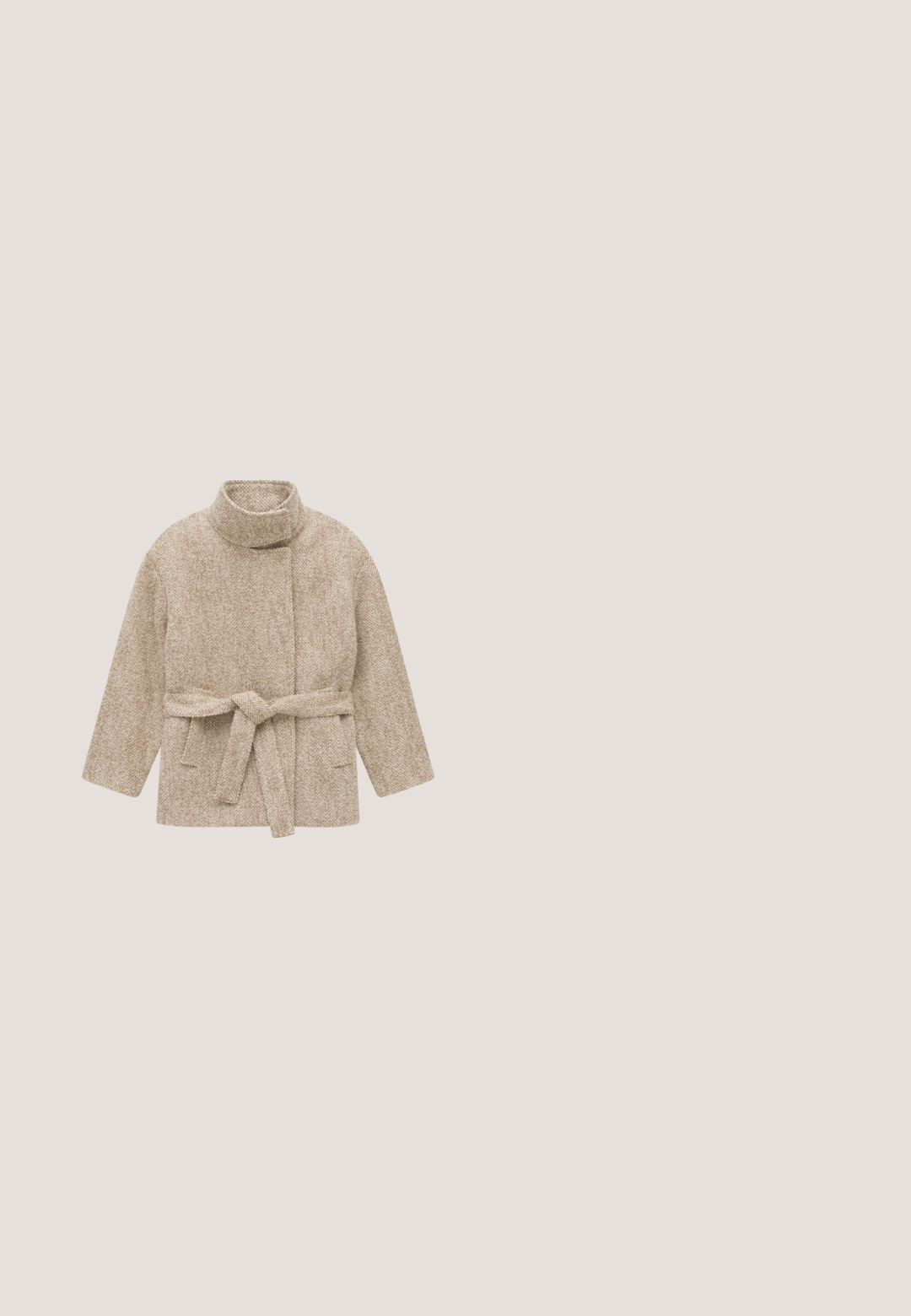 Beige strukturierte Wolljacke mit hohem Kragen, langen Ärmeln, Vorder Taschen und passendem Gürtel, der an der Taille gebunden ist.; Helles Creme-Kurzarmpullover, weicher Stoff, runder Halsausschnitt, gerippte Bündchen und Saum, lockere Passform, hergestellt aus leichtem Strickmaterial.; Beige Loungehosen mit entspanntem Schnitt, elastischem Bund, Kordelzug und seitlichen Taschen. Hergestellt aus einem weichen, strukturierten Stoff.; Beiger Wildleder-Slipper mit weißer Gummisohle, dekorativem Riemen und zwei kleinen goldenen Nieten an der seitlichen Verzierung.; Beige Ledertasche mit langen Griffen, goldenen Nieten an den Seiten und einem kleinen goldenen Totenkopf-Detail am Boden.; Zarte Goldkette mit kleinen herzförmigen Anhängern und klaren runden Edelsteinen, die gleichmäßig entlang der Kette verteilt sind, mit Karabinerverschluss.