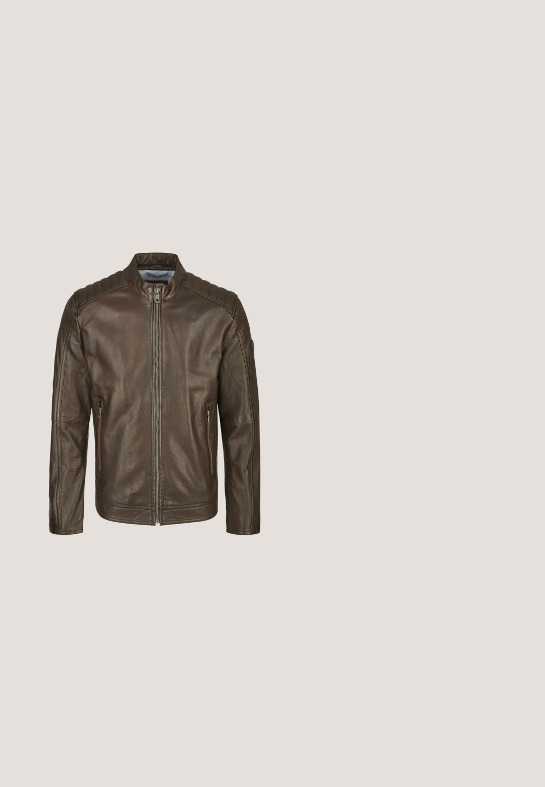 Bruine leren jas met een staande kraag, ritssluiting, geribbelde schouderaccenten en twee zijzakken. Zachte textuur en aangesloten ontwerp.; Beige gebreide trui met ritssluiting, voorzien van een gestructureerd patroon, geribbelde kraag en manchetten, en een klein logo op de linkermouw.; Overhemd met lange mouwen en knopen, met een grijs, wit en oranje ruitpatroon en een knoopkraag.; Beige broek met rechte pijpen, voorzijde met knoop- en ritssluiting, lussen voor een riem, en zakken aan de zijkant en achterkant.; Bruine leren Chelsea-laars met brogue-details, elastische zijpanelen, aantreklipje en lage gestapelde houten hak, weergegeven in profielzicht.; Bruine leren crossbodytas met een gestructureerde afwerking, rechthoekige vorm, ritssluiting en een verstelbare band. Voorzien van merknaam die op de voorkant is geperst.