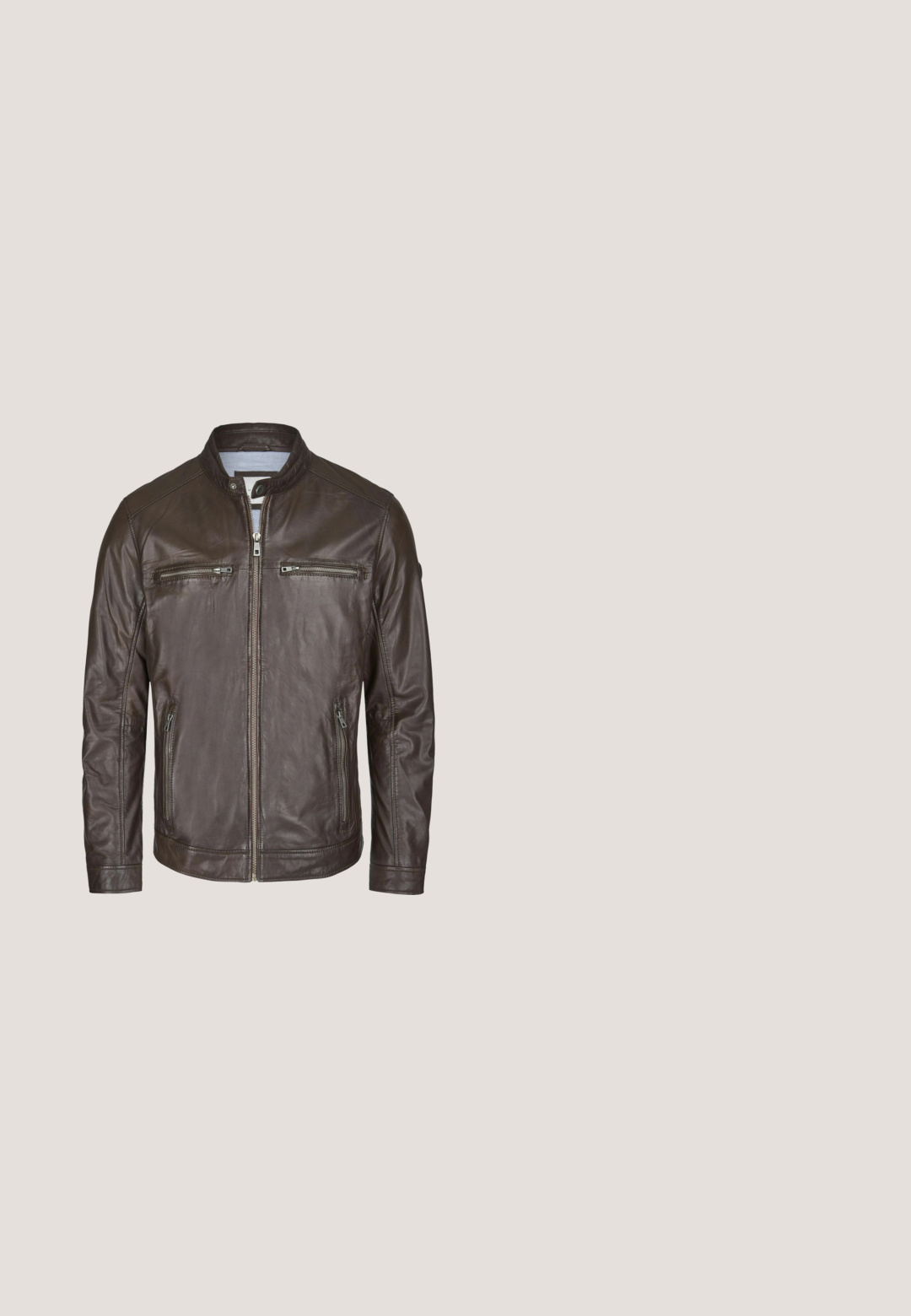 Chaqueta de cuero marrón con cuello alto, dos bolsillos en el pecho con cremallera y dos bolsillos laterales. Textura suave con un brillo sutil.; Sudadera pullover de color verde oliva con medio cierre, puños acanalados y un cuello estrecho; presenta un pequeño logo negro en el pecho.; Polo de punto beige de manga corta con patrón texturizado, tapeta con tres botones y cuello y puños acanalados.; Pantalones cargo verde oliva hechos de algodón resistente, con múltiples bolsillos laterales y un diseño de pernera recta con cierre de botón.; Zapato de barco de cuero marrón con puntera redondeada, costuras en contraste, diseño con cordones y suela de goma para agarre. Logotipo de Timberland visible.; Bolso cruzado de cuero marrón con una parte superior de tejido texturizado, bolsillo delantero con cremallera, tira ajustable y superficie lisa. Forma rectangular compacta.