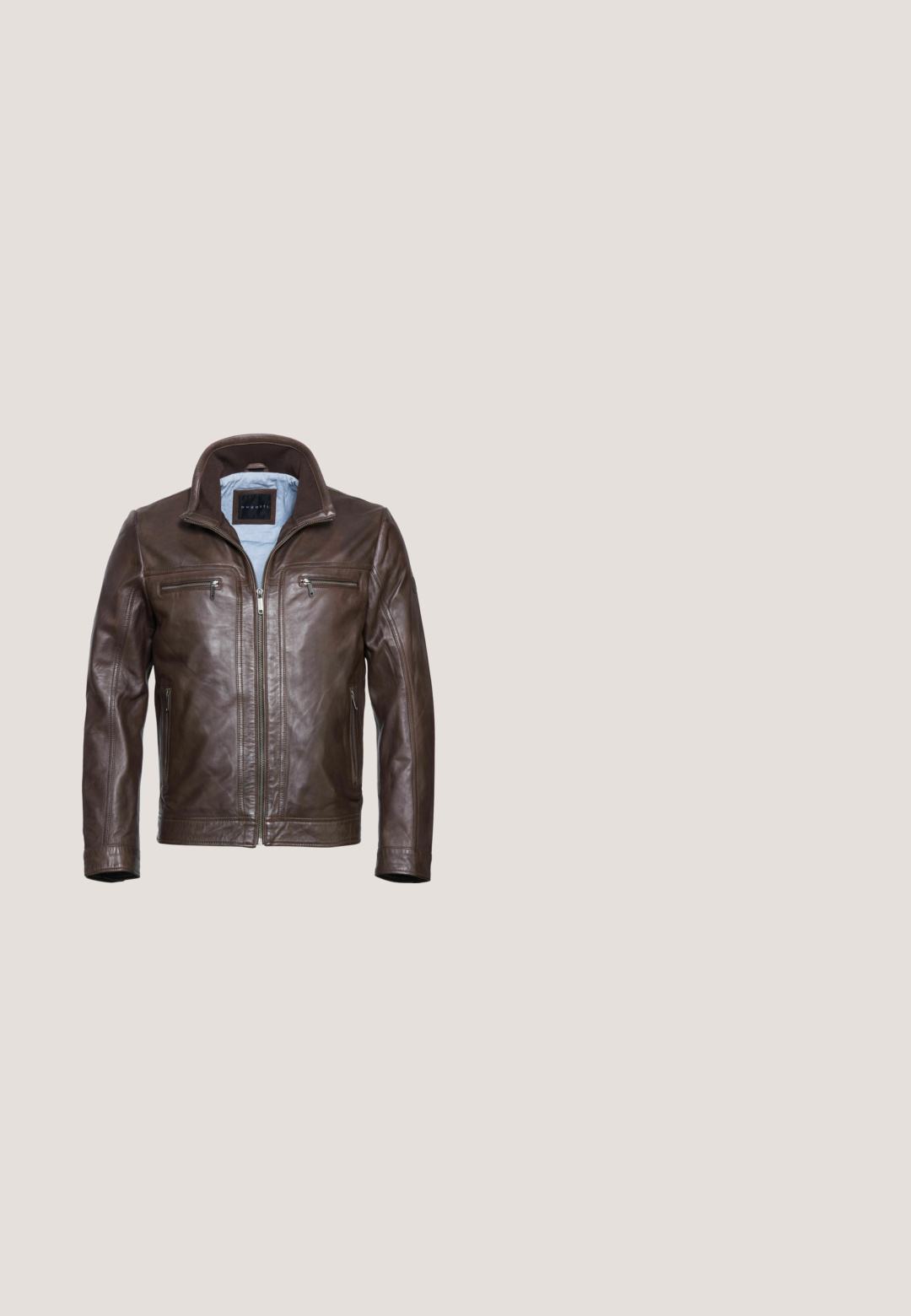 Veste en cuir marron avec une fermeture à glissière, un col haut et deux poches poitrine zippées. Texture lisse avec des détails de surpiqûre contrastants.; Pull bordeaux en maille douce avec manches longues, col rond, poignets et ourlet côtelés. Texture lisse avec une coupe classique.; Chemise blanche à manches longues, boutonnée, avec col pointu et poignets, présentée à plat sur fond blanc.; Pantalons beiges en tissu texturé, dotés d'une taille standard, de plis avant et d'une fermeture à un bouton.; Chaussure habillée pour homme en cuir noir, à lacets sur le devant, talon bas et finition lisse, vue de côté sur fond blanc.; Ceinture en daim marron avec boucle rectangulaire en métal argenté, roulée à plat sur un fond blanc.