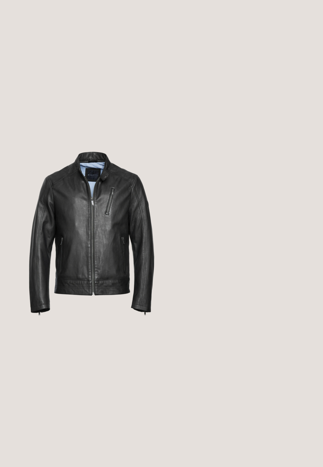 Chaqueta de motocicleta de cuero negro con cuello alzado, cierre delantero con cremallera y dos bolsillos laterales. Presenta costuras sutiles y una textura suave.; Suéter negro de manga larga hecho de tejido de punto fino. Presenta un cuello redondo y puños y dobladillo acanalados. Diseño minimalista sin patrones.; Camiseta negra de manga corta con cuello redondo, con sutil logo "BOSS" en el pecho y ribete naranja en el interior del cuello.; Vaqueros gris slim fit con parches desgastados en los muslos y las rodillas, bolsillos delanteros y presillas para cinturón en la cintura.; Botines de ante negros con cremallera lateral, puntera redondeada suave, acabado mate y tacón bajo, adecuados para uso casual o semiformales.; Bolso bandolera de cuero negro con bolsillo delantero con cremallera, logo BOSS en relieve y correa de hombro ajustable sobre fondo blanco.