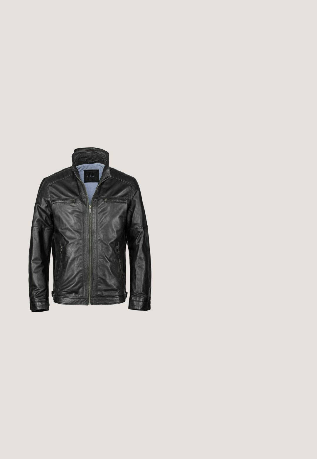 Schwarze Lederjacke mit hohem Kragen, Reißverschluss, zwei Brusttaschen und zwei Seitentaschen mit einer glatten Textur. Innenfutter in Blau.; Dunkelgrau gestrickter V-Ausschnitt-Pullover aus weichem Material. Mit langen Ärmeln, gerippten Bündchen und einem kleinen braunen Etikett am Saum.; Weißes T-Shirt mit kurzen Ärmeln, aus weicher Baumwolle, mit Rundhalsausschnitt und geradem Saum. Keine sichtbaren Muster oder Verzierungen.; Dunkelblaue Jeans mit geradem Beinschnitt. Verfügt über einen klassischen Fünf-Taschen-Stil, Metallknopf und dezente Verbleichungen für Struktur.; Schwarze Leder-Ankle-Boots mit elastischen Seitenpaneelen, glatter Textur, leicht spitz zulaufender Zehenpartie und niedrigem, gestapeltem Absatz.; Schwarze Leder-Umhängetasche mit Klappverschluss und verstellbarem Schulterriemen, von vorne gezeigt.