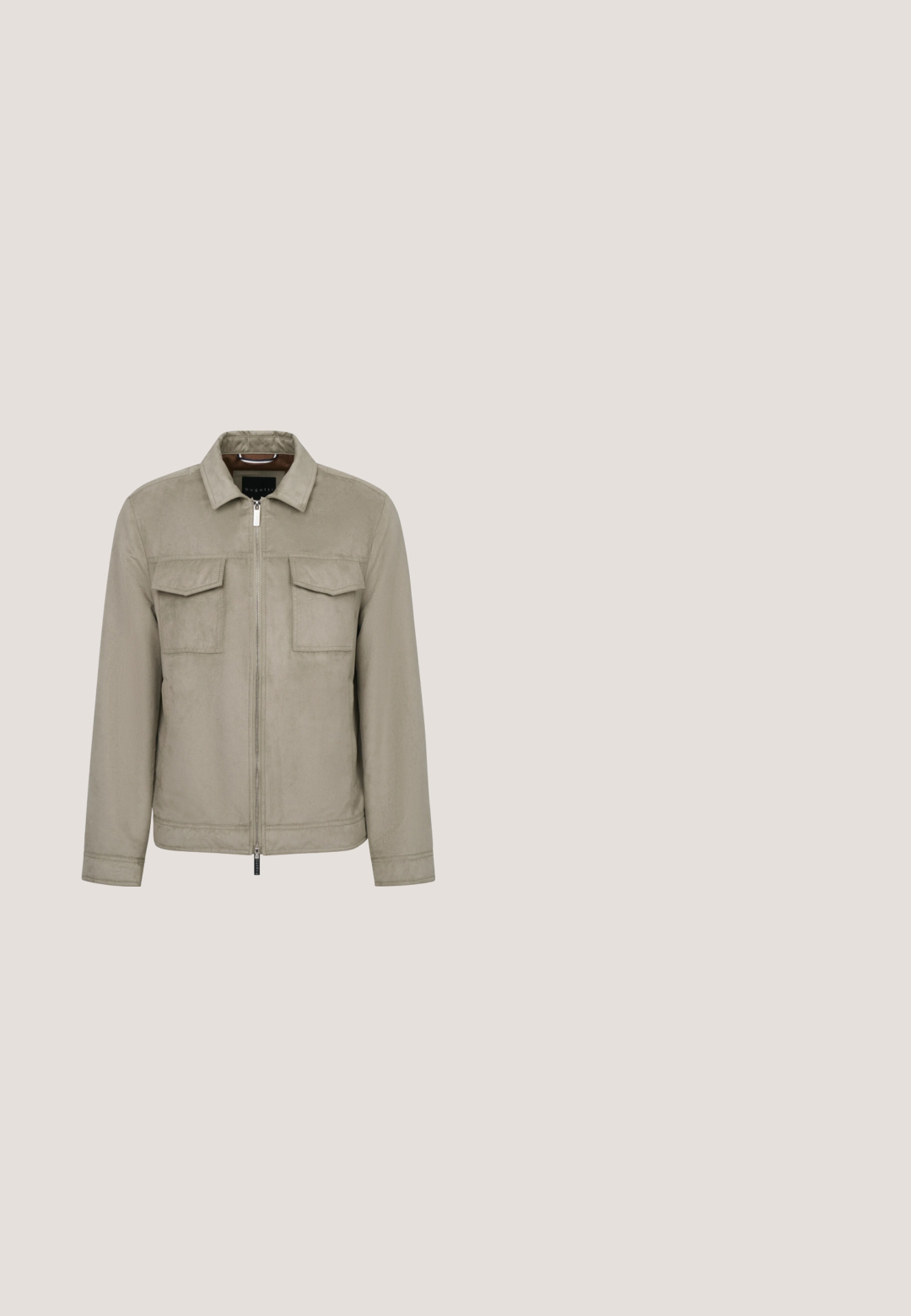 Beige Zip-Jacke mit Kragen, zwei Taschen auf der Brust und einer glatten, matten Textur. Verfügt über ein minimalistisches Design und dezente Nähte.; Kurzärmliges Hemd in hellbeige, mit strukturiertem Stoff, Brusttasche und dekorativen Mustern an den Ärmeln und am Saum.; Khakishorts aus einem glatten Baumwollmischmaterial, mit einem Reißverschluss, einem Knopfverschluss und Fronttaschen. Gerades Bein Design, knielanger Schnitt.; Braune Wildleder-Wüstenstiefel mit abgerundeter Spitze, minimaler Naht, zwei Ösen und einer hellbraunen Gummisohle. Insgesamt glatte Textur.; Flieger-Sonnenbrille mit dünnem Rahmen aus roségoldfarbenem Metall und braun getönten Gläsern, auf einer weißen Oberfläche liegend.; Geflochtener, hellbeiger Gürtel mit strukturiertem Muster, ergänzt durch dunkle Lederakzente und eine silberne Metallschnalle.