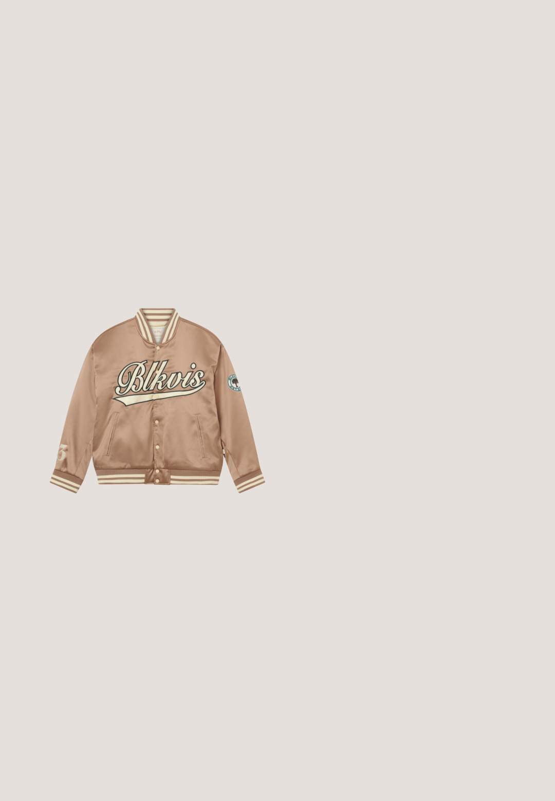 Beige Satin-Bomberjacke mit gestreiftem Kragen, Bündchen und Saum, vorderen Druckknöpfen, dem Schriftzug "Blkvis" auf der Brust und einem runden Aufnäher am linken Ärmel.; Schwarzer Sweatshirt mit weißem Dreistreifen-Design an den Ärmeln, Rundhalsausschnitt, gerippten Bündchen und kleinem weißen Adidas-Logo auf der Brust.; Schwarzes T-Shirt mit kurzen Ärmeln und einem quadratischen Aufdruck des Kunstwerks „Der Kuss“ von Gustav Klimt sowie dem Text „Gustav Klimt“ unter dem Bild.; Schwarze Jogginghose mit elastischem Bund und Bündchen, ausgestattet mit weißen Paspeln an den Seiten und Reißverschlusstaschen.; Schwarze Wildledersneaker mit einer cremefarbenen Gummisohle, flachen Schnürsenkeln und einem weichen Innenfutter. Verfügt über eine minimale Markenkennzeichnung in Gold.; Schwarzer kompakter Sling-Rucksack mit olivgrünen Reißverschlussakzenten, mehreren Reißverschlussfächern und einem dreieckigen Guess-Logo auf der Fronttasche.